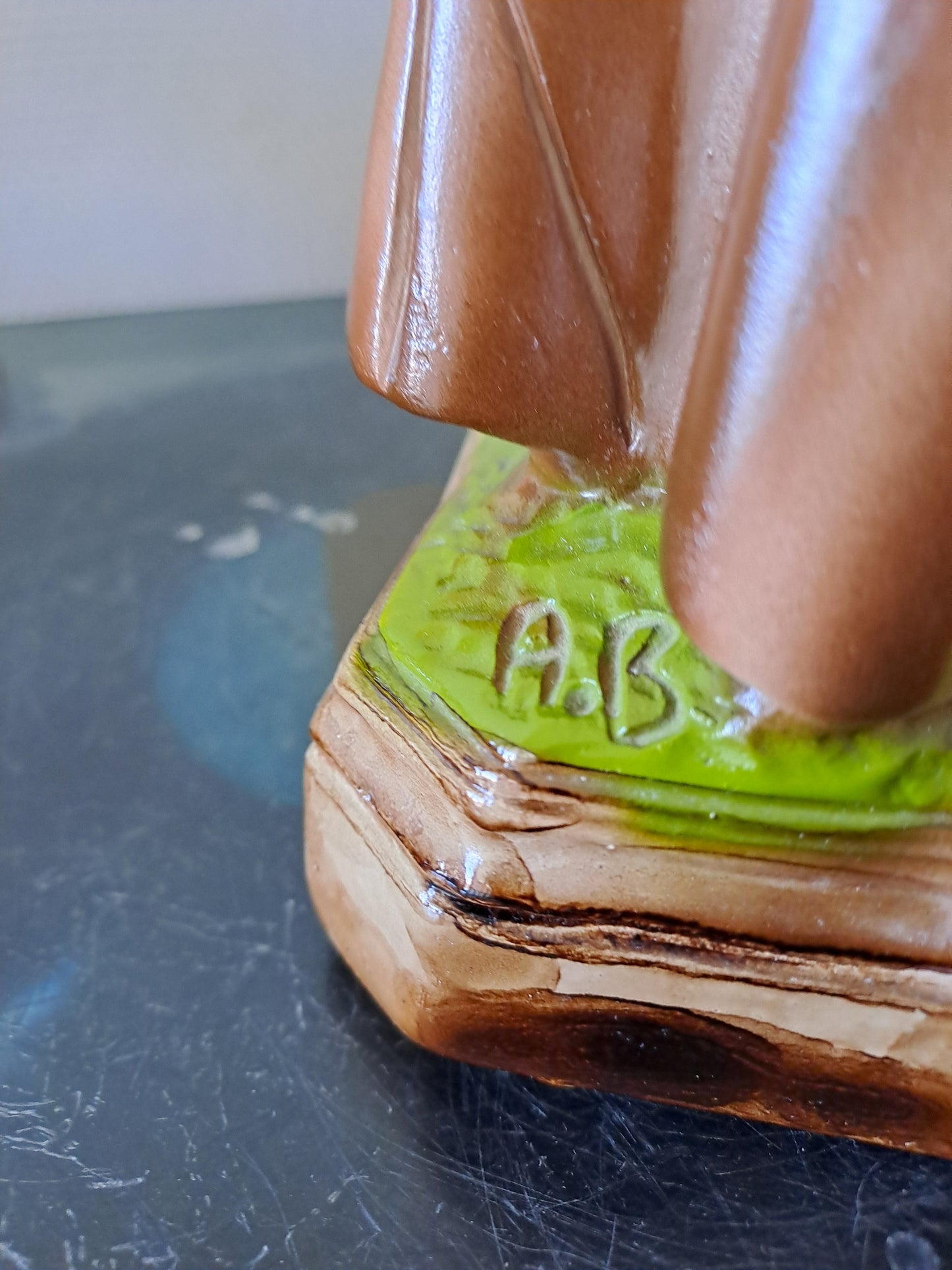 Statue Saint Antoine de Padoue signé en céramique. 41 cm.