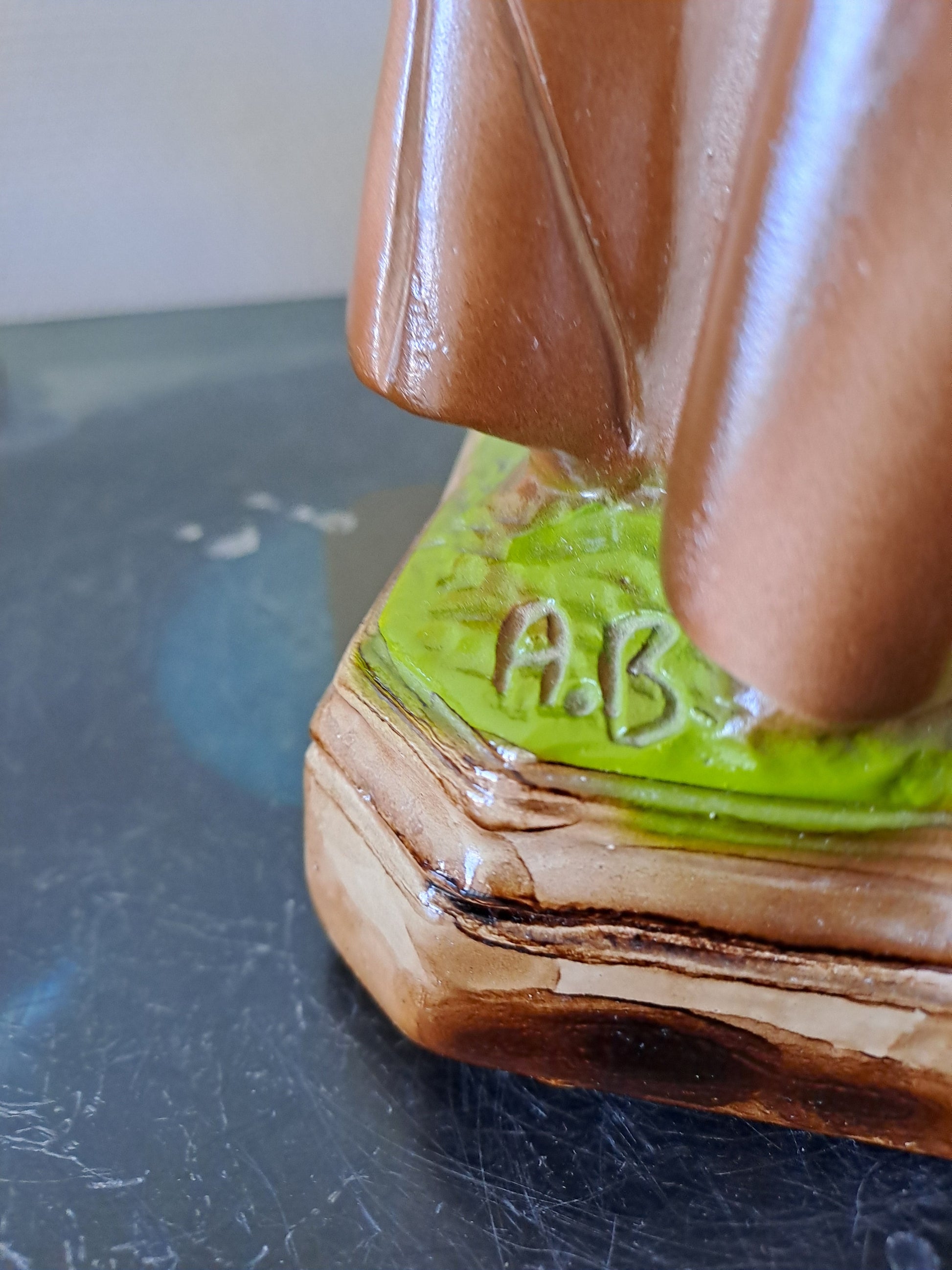 Statue Saint Antoine de Padoue signé en céramique. 41 cm.