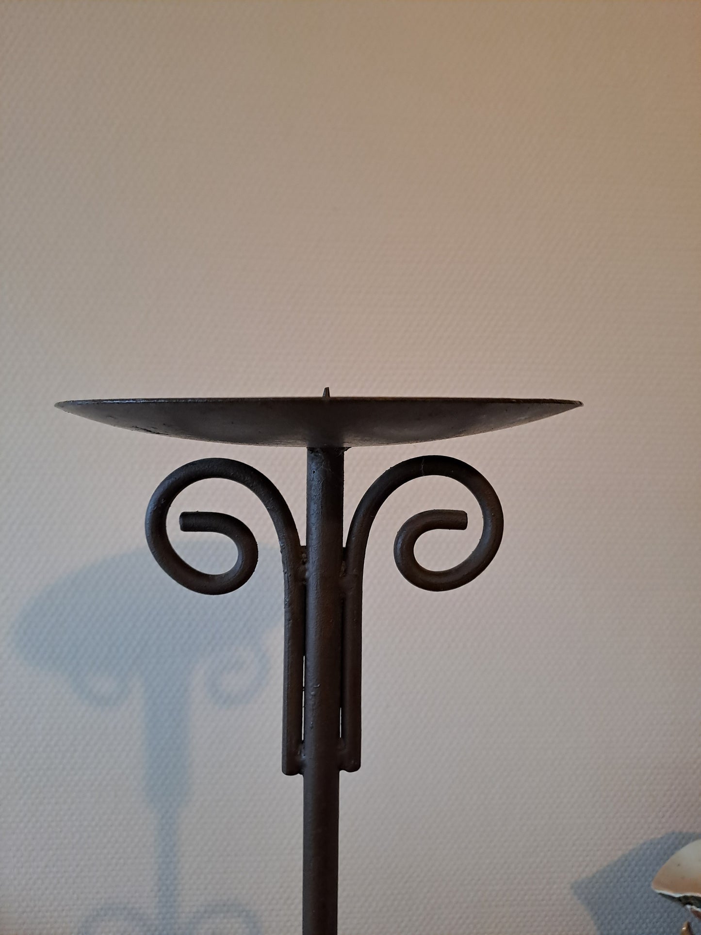 Pique-cierges en fer forgé.