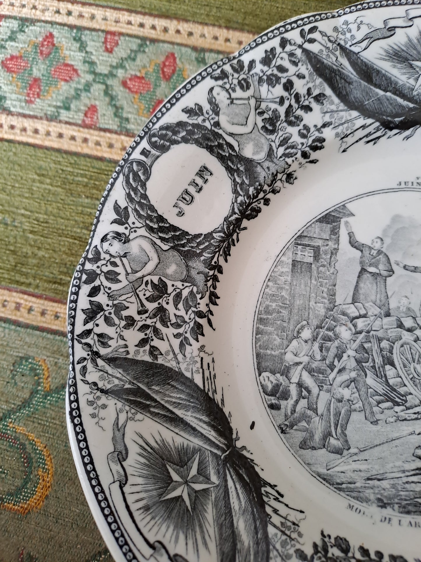 Assiette décorative représentant la mort de l'archevêque.