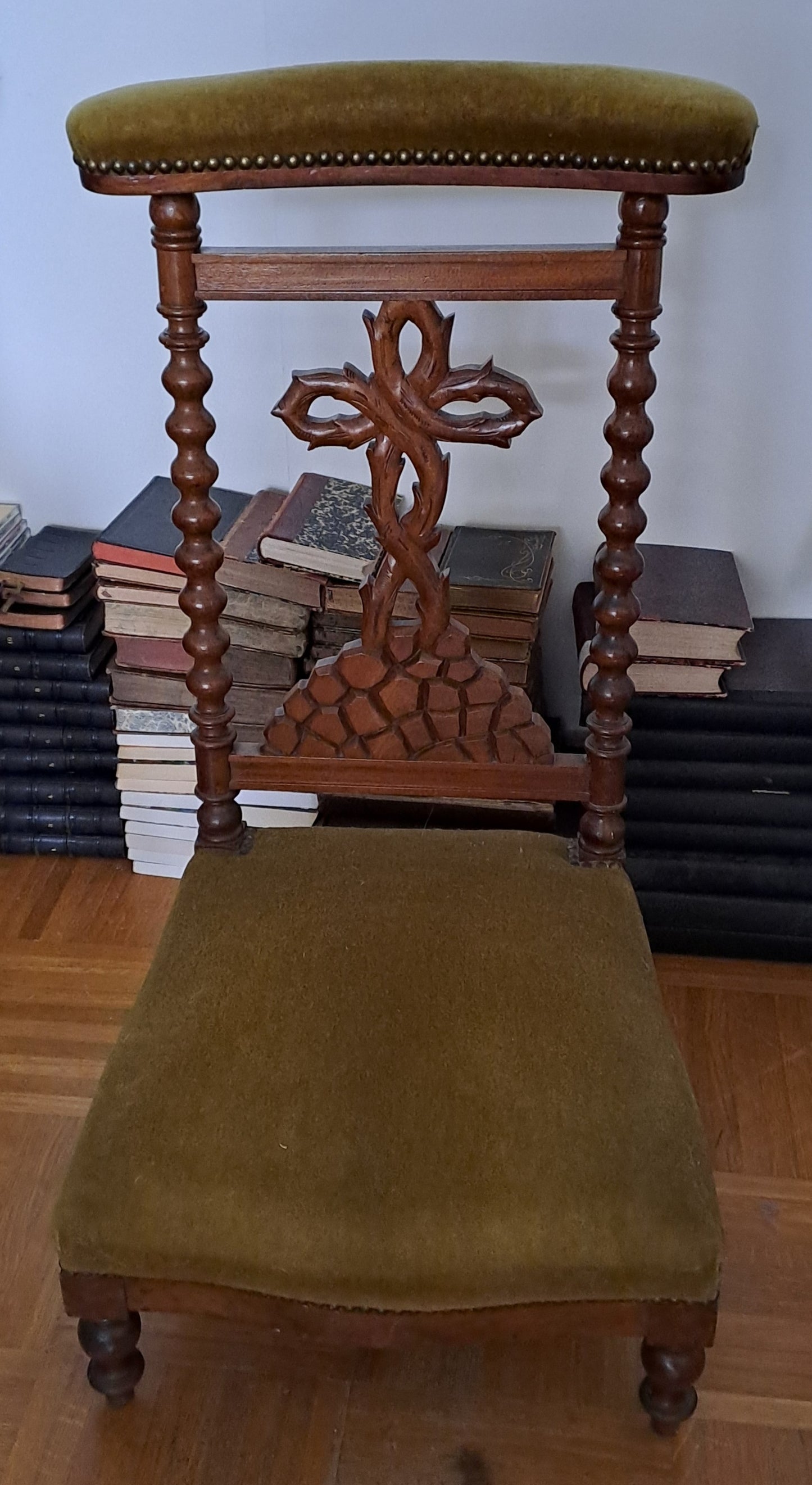 Prie-Dieu en bois. Croix sur le Calvaire. Ancien Vintage catholique.