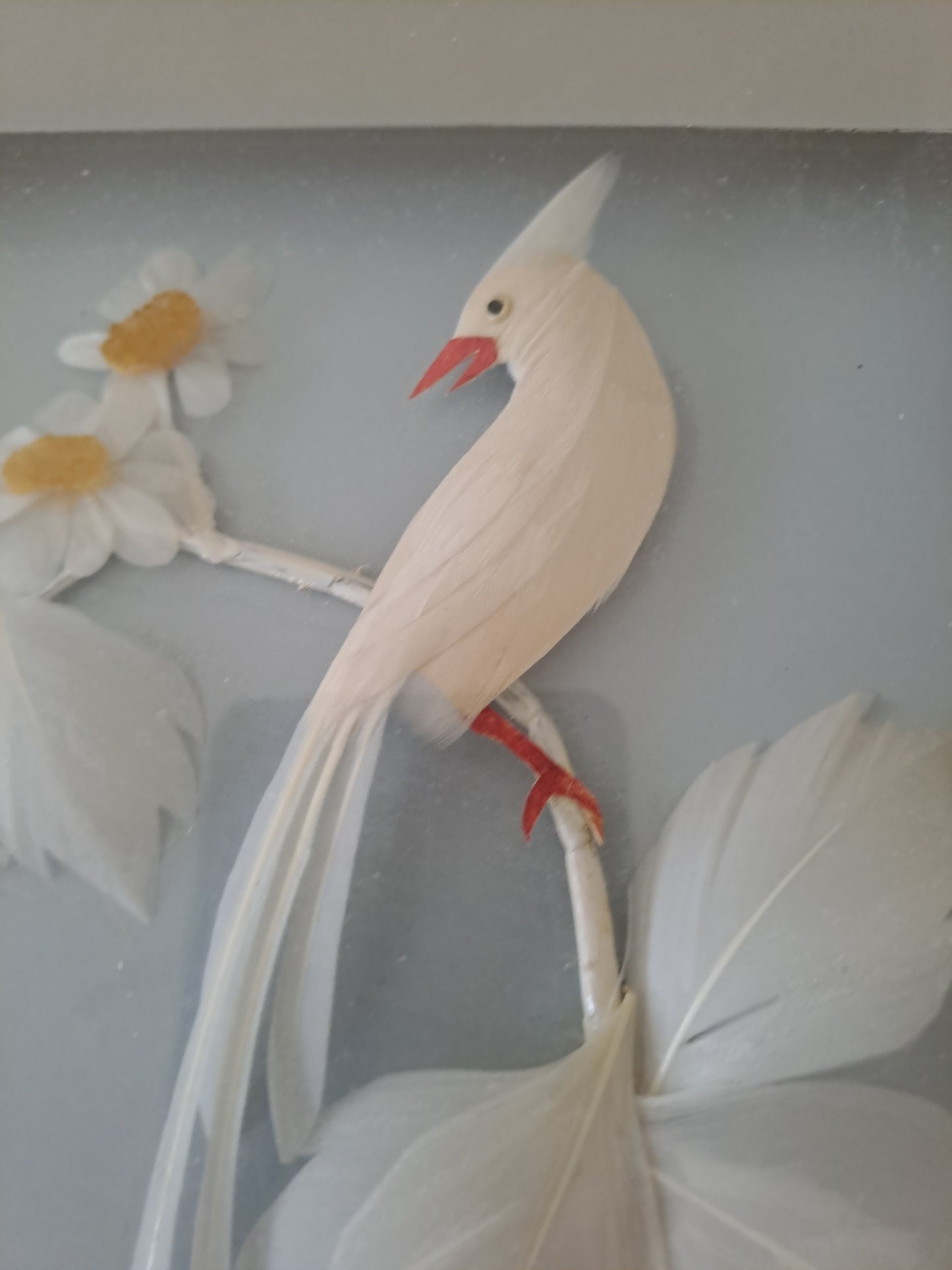 Cadre Représentant un oiseau blanc fabriqué avec de véritables plumes.