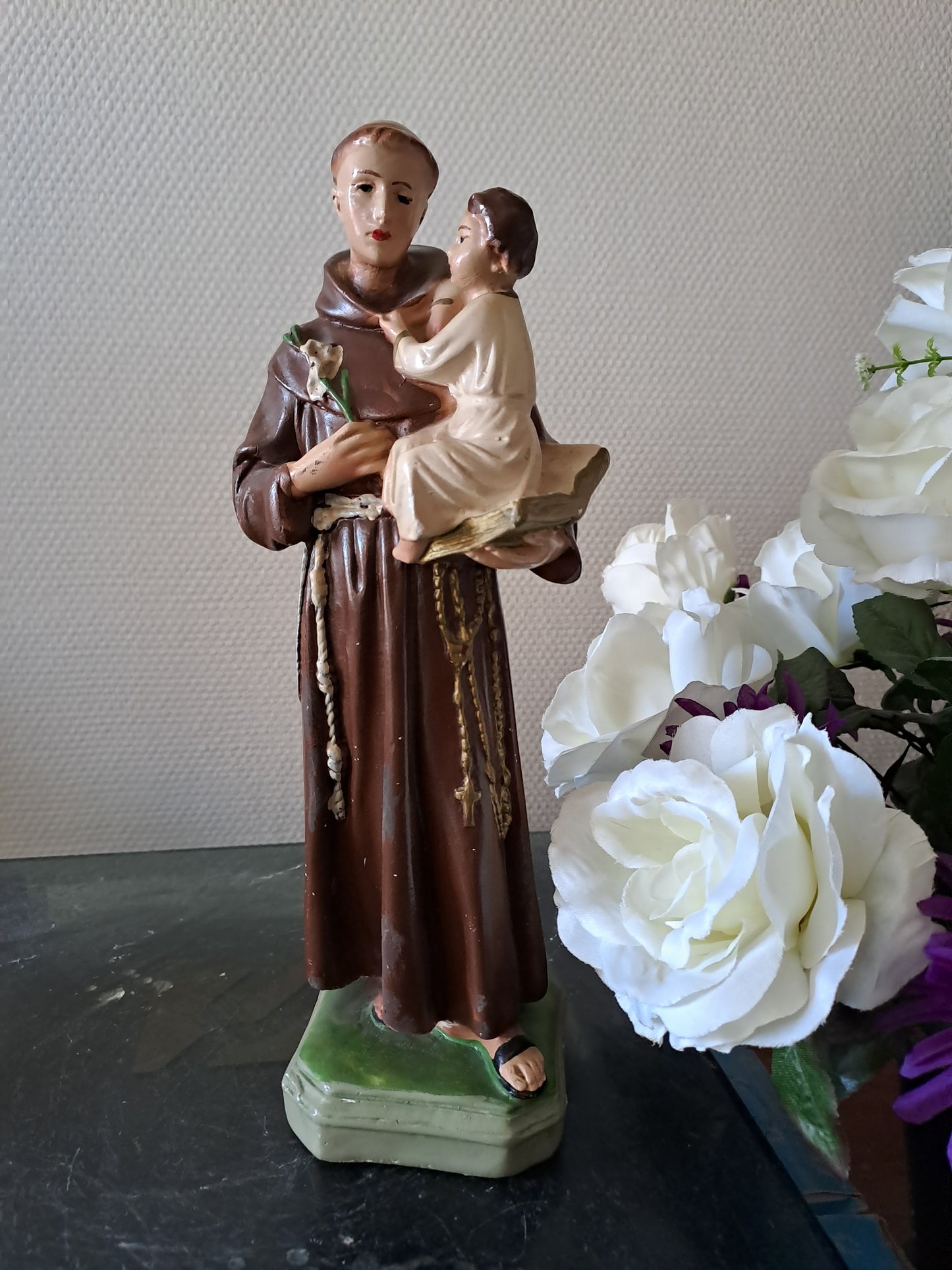 Statue Saint Antoine de Padoue portant l'Enfant Jésus dans les bras. Peint a la main. Ancien Vintage catholique.