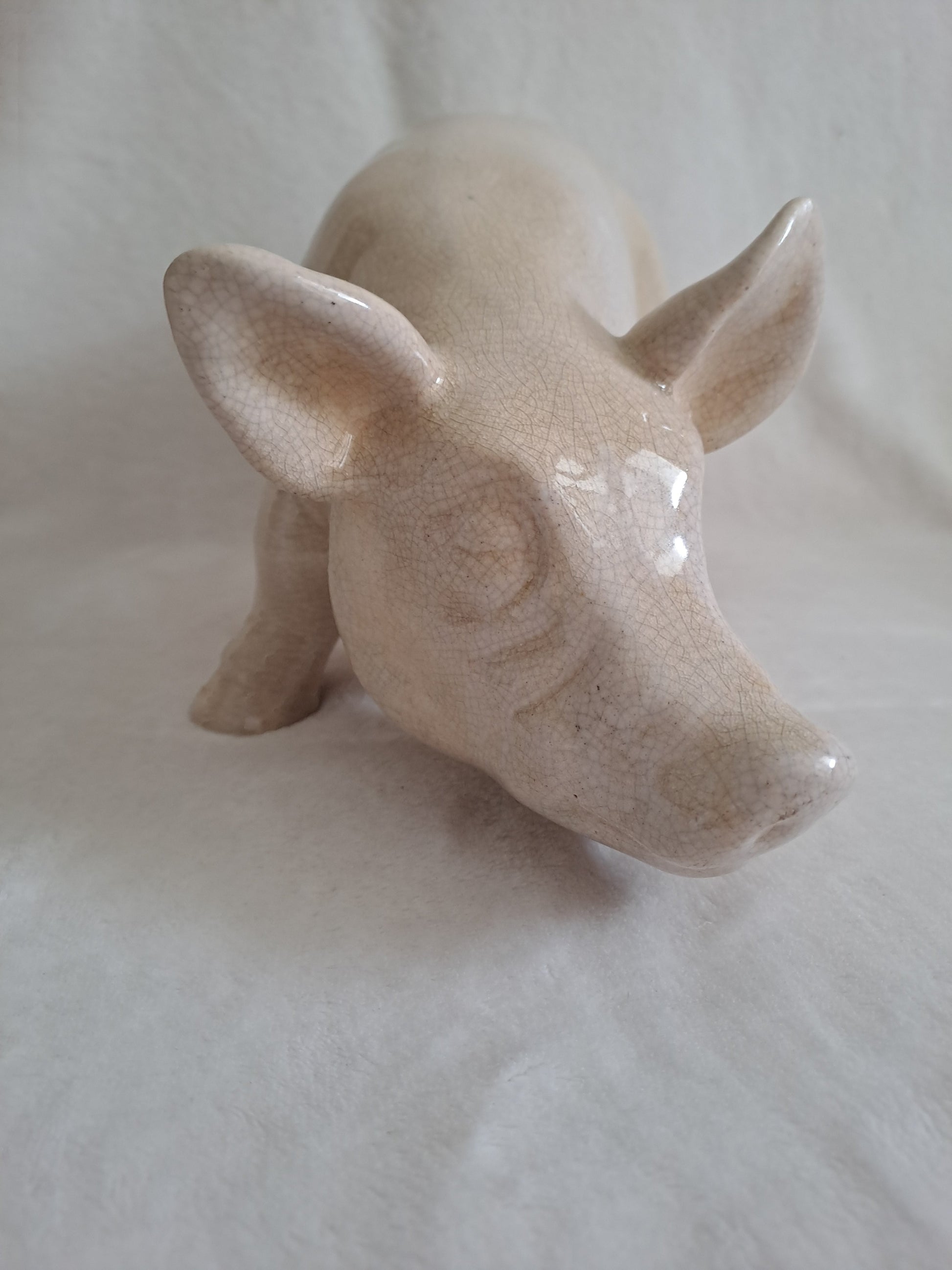 Cochon en céramique craquelée. 31 cm x 16 cm.