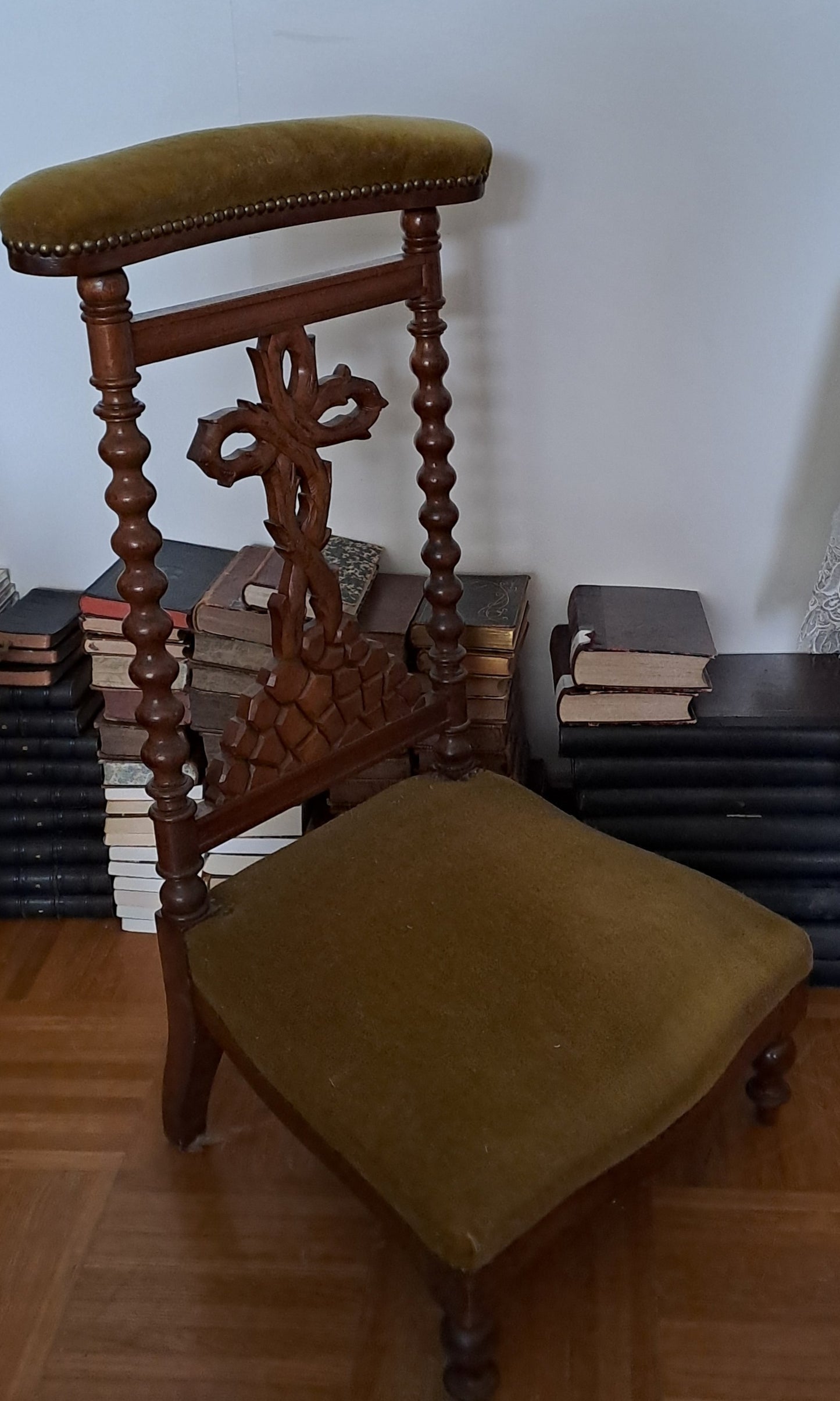 Prie-Dieu en bois. Croix sur le Calvaire. Ancien Vintage catholique.