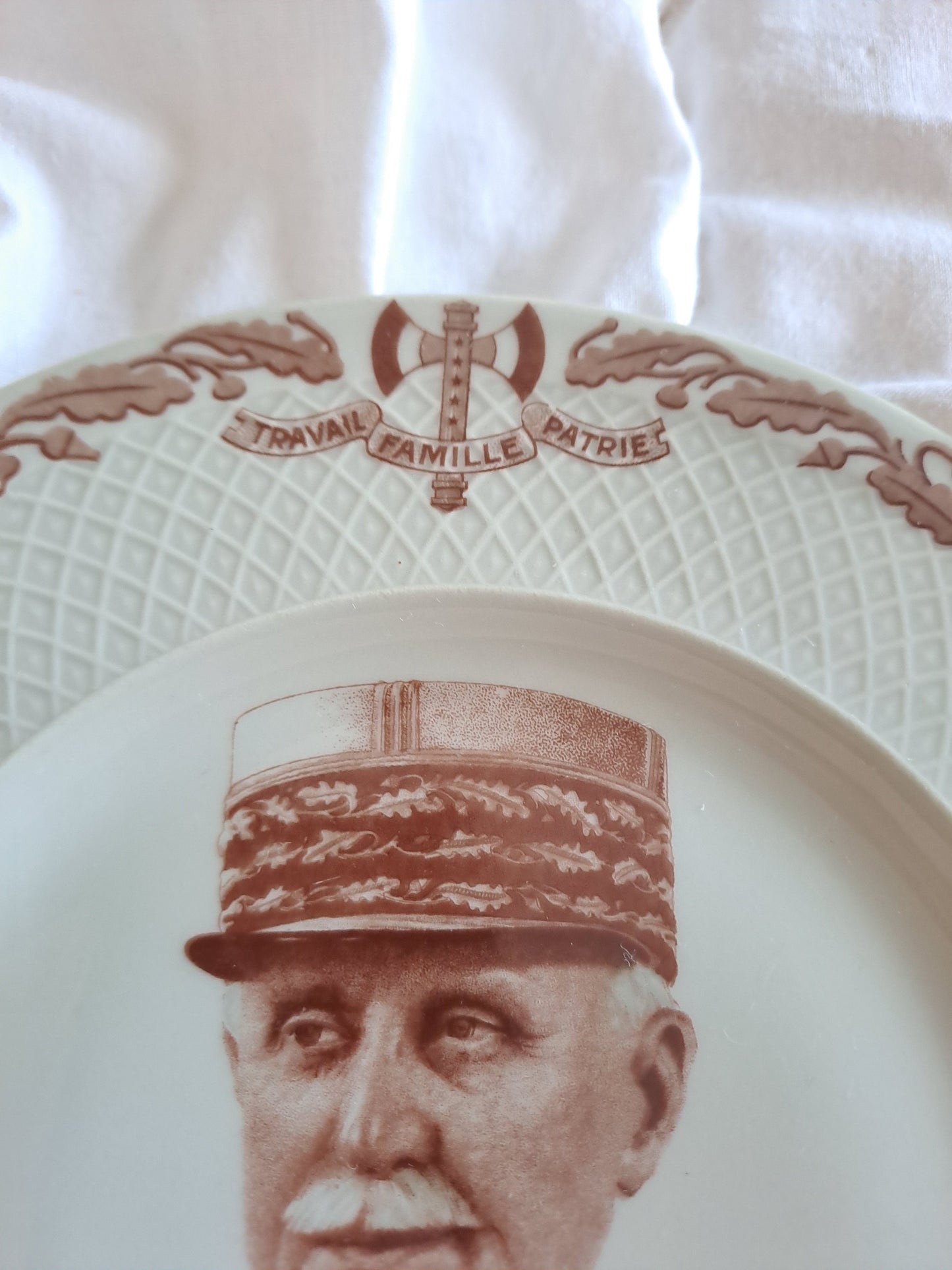 Assiette décorative représentant Philippe Pétain. Porcelaine Limoges France. 19 cm. Ancien décoration vintage