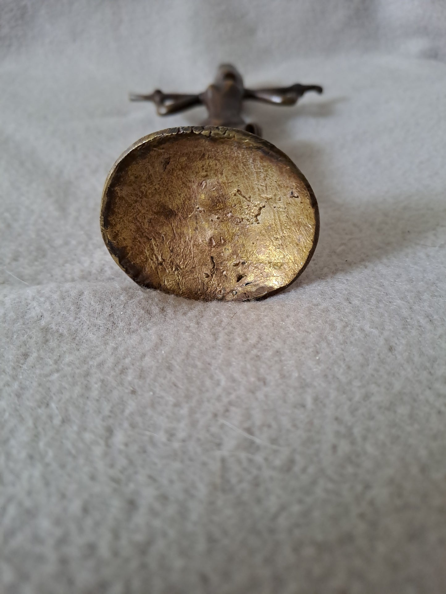 Statue représentant une femme africaine portant un enfant dans le dos.