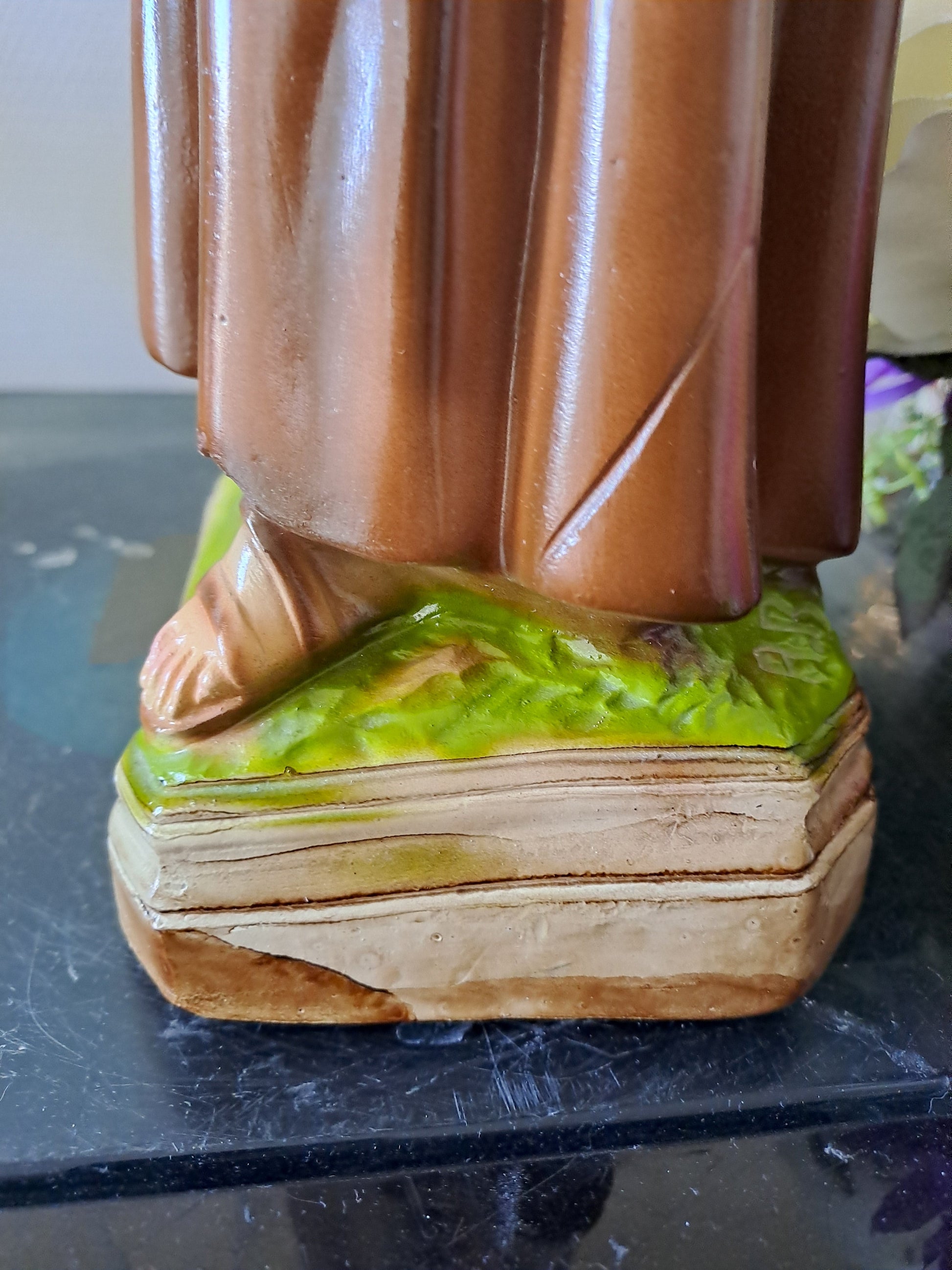 Statue Saint Antoine de Padoue signé en céramique. 41 cm.