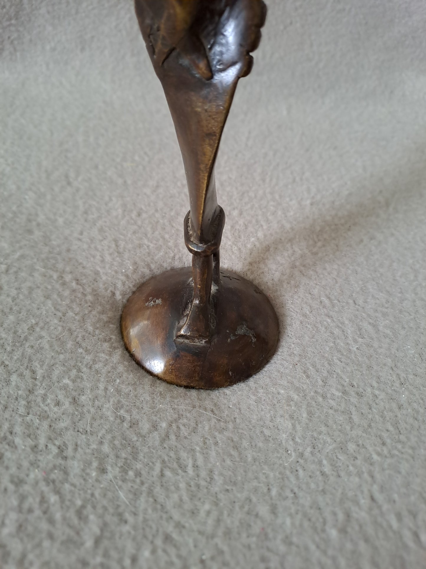 Statue représentant une femme africaine portant un enfant dans le dos.