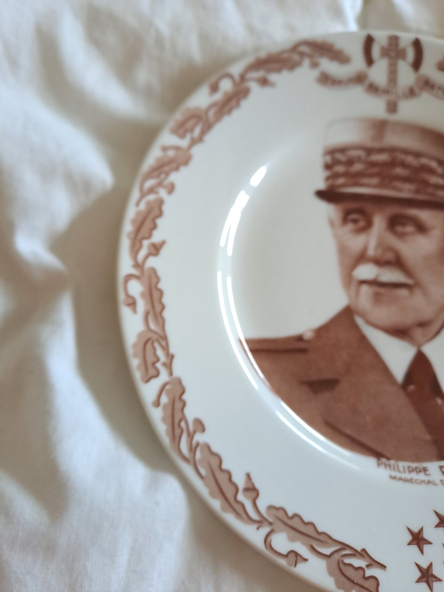 Assiette décorative représentant Philippe Pétain 21.5 cm. Porcelaine Limoges France.