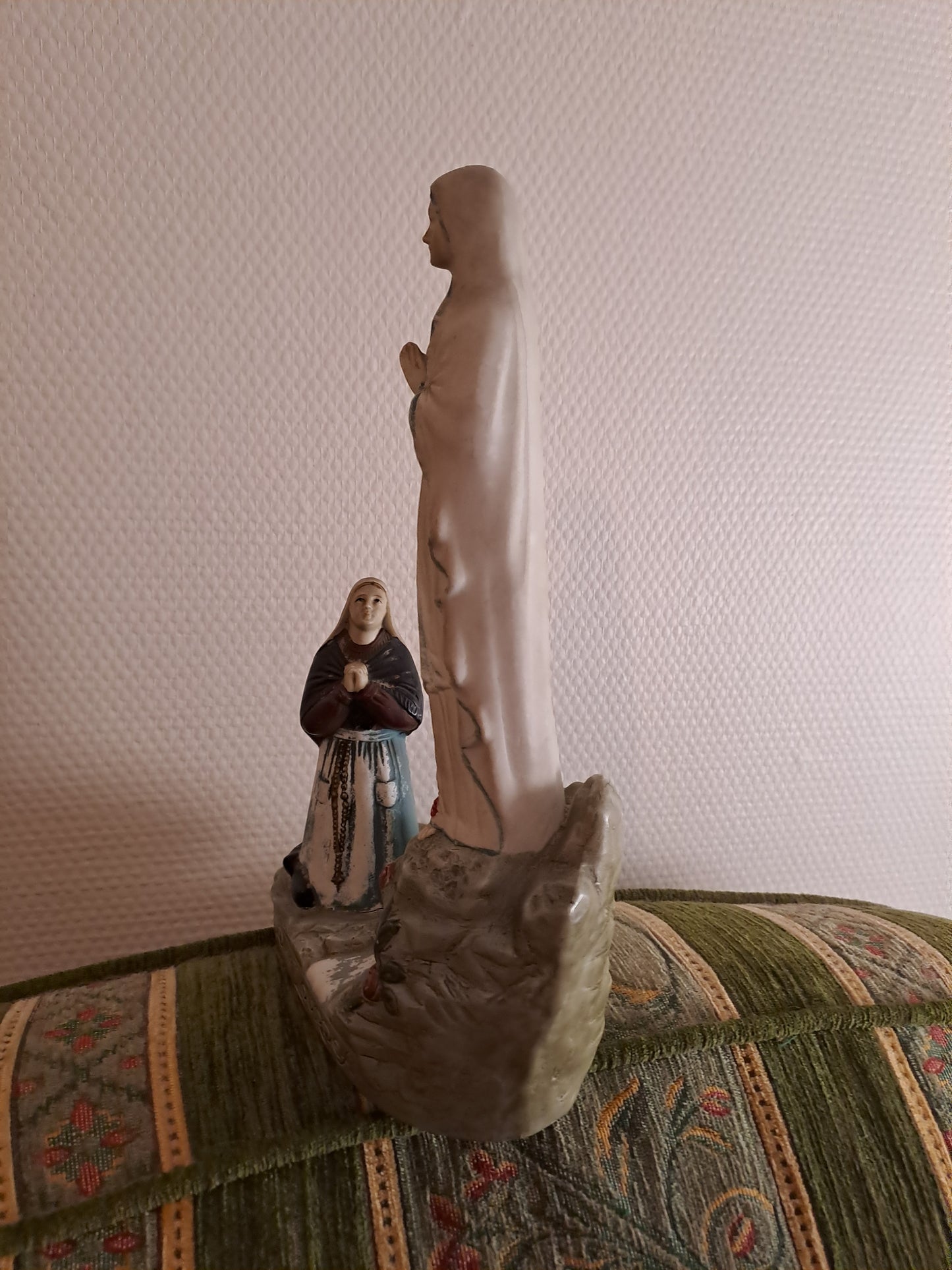 Statue apparition Notre-Dame de Lourdes à Sainte-Bernadette. Porcelaine. Ancien