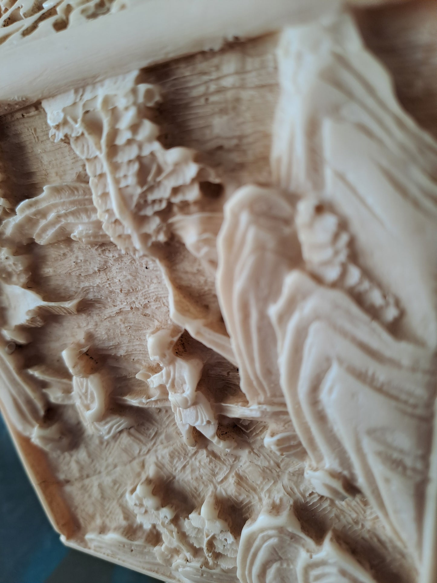 Vase Sculpté Motif De Scène asiatique.