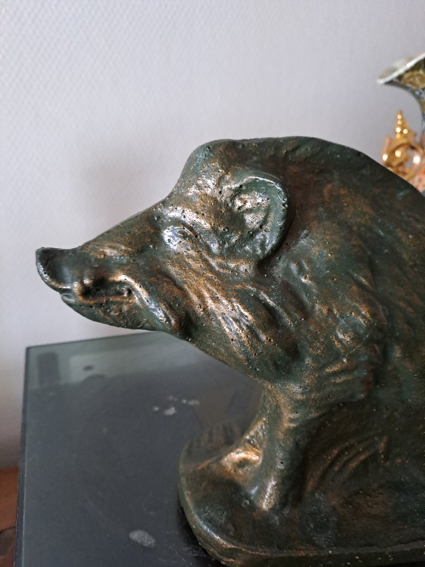 Statue représentant une sanglier. 18 cm x 28 cm x 10 cm.