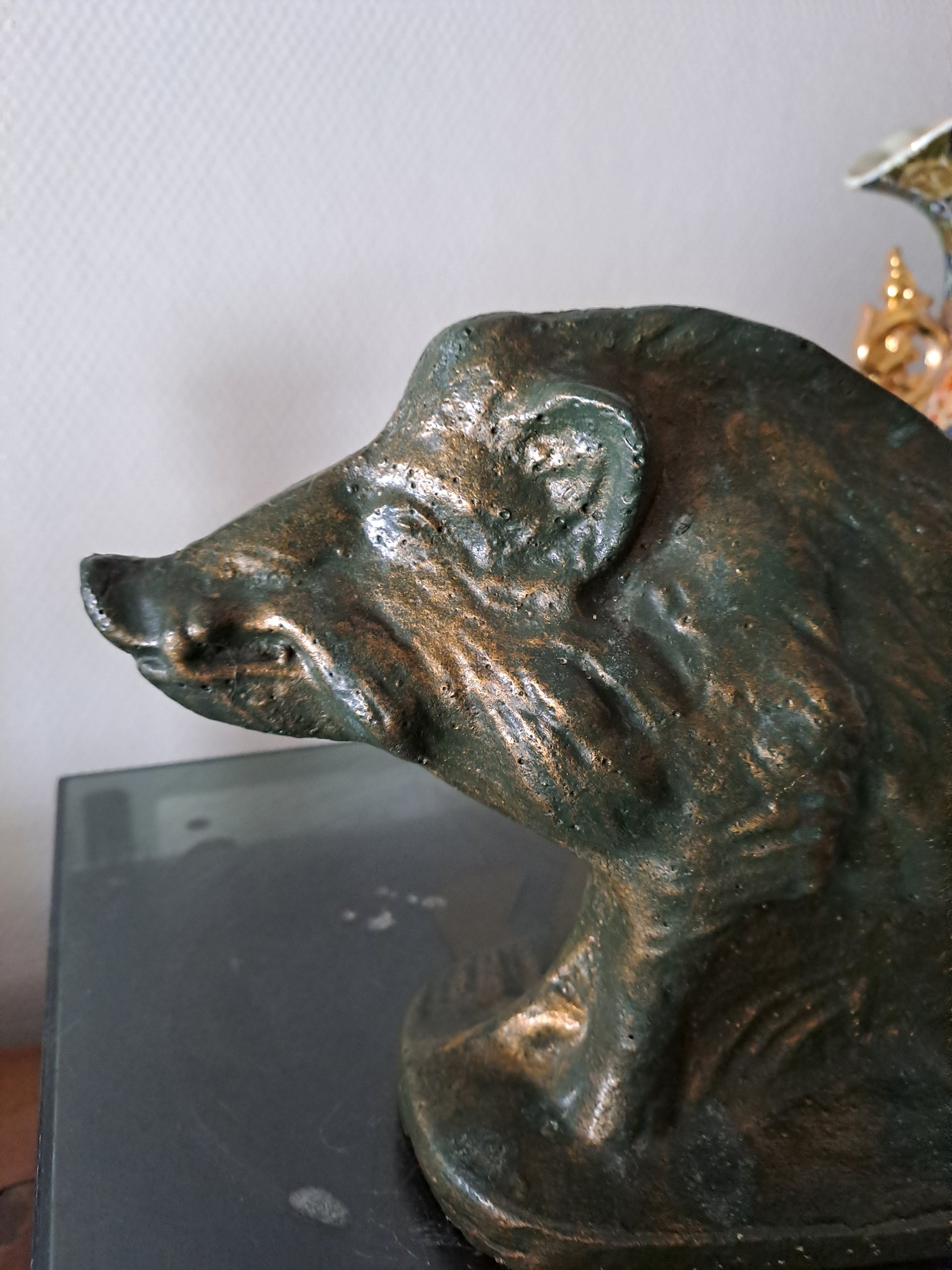 Statue représentant une sanglier. 18 cm x 28 cm x 10 cm.