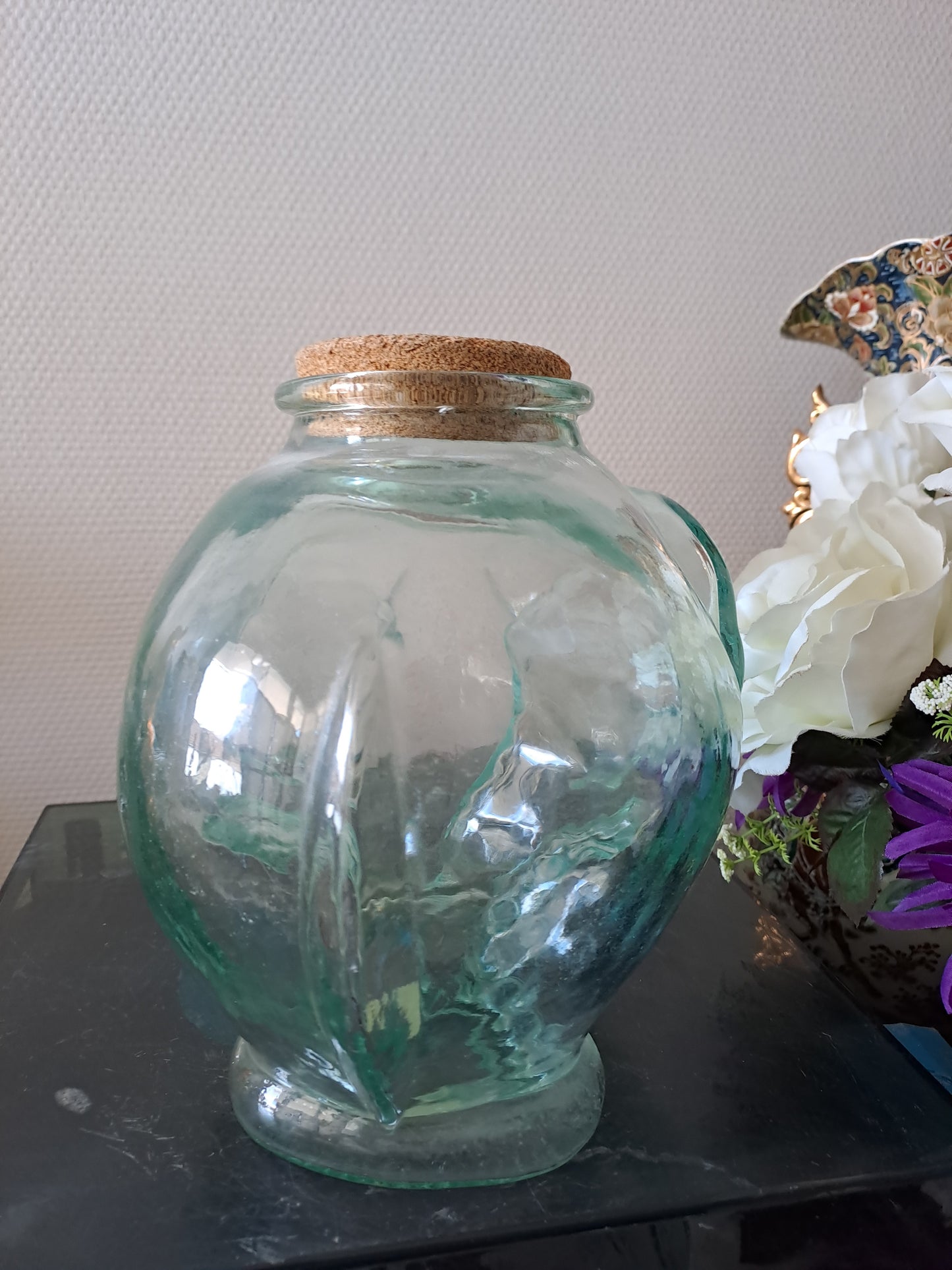 Bocal à bonbons/ Biscuits figurant un éléphant en verre moulé vert. Modèle XXL.