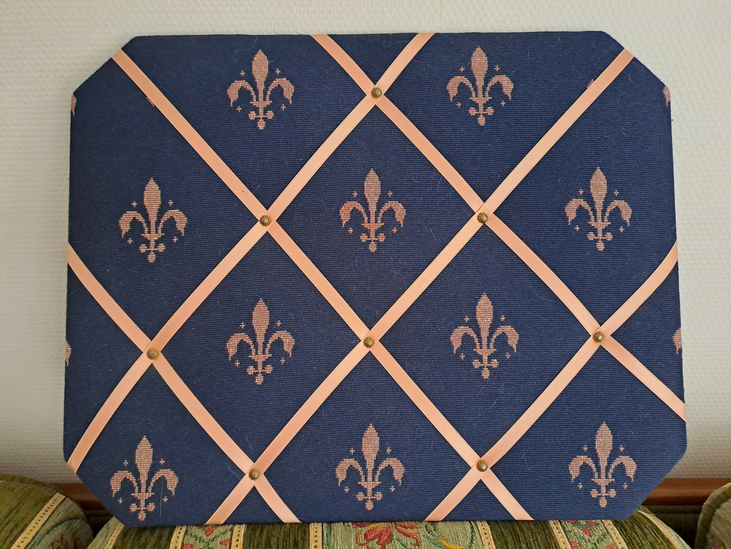 Porte Documents murale. Fleurs de lys.