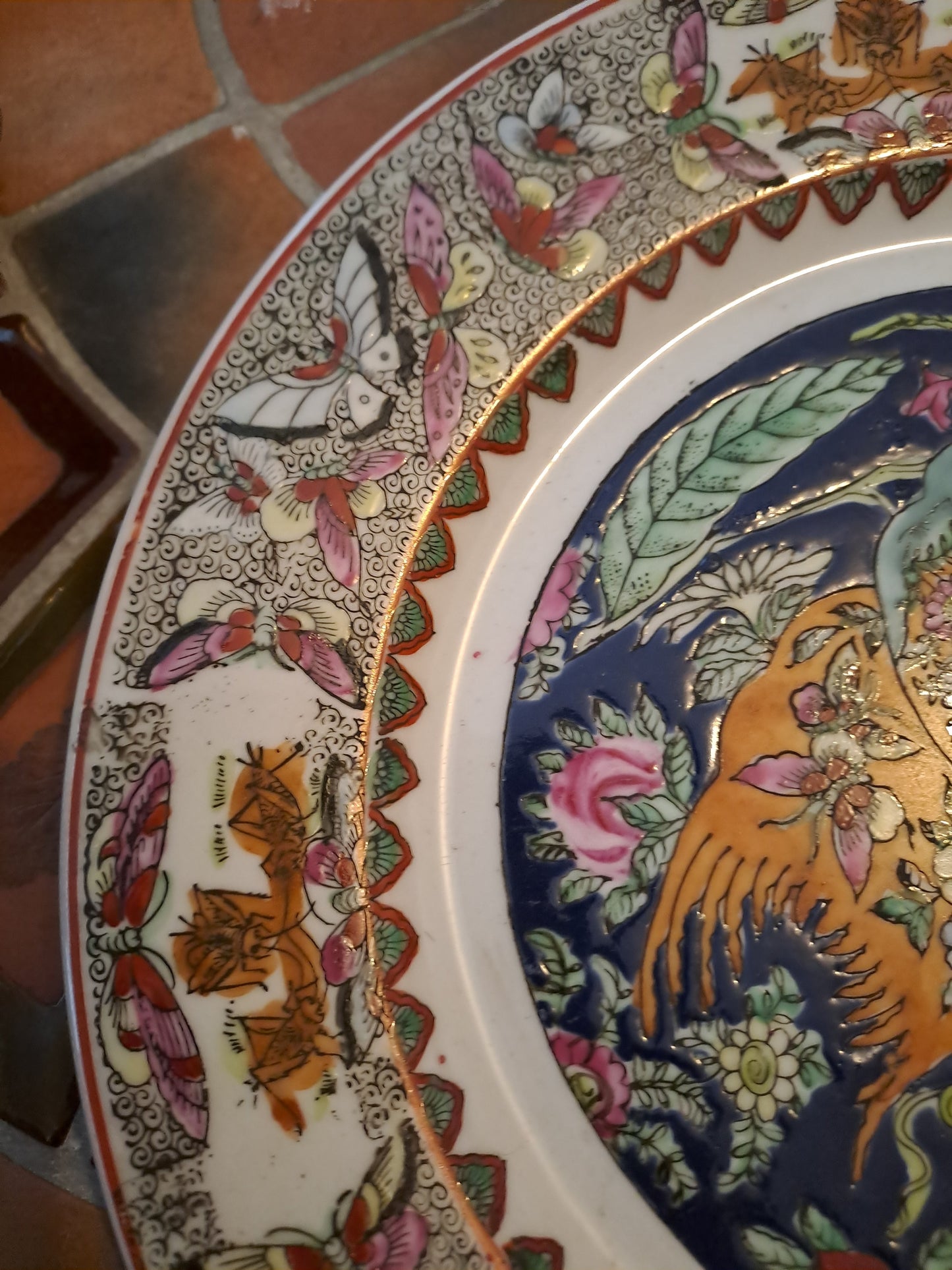 Assiette porcelaine Macau(?). Signature à identifier.