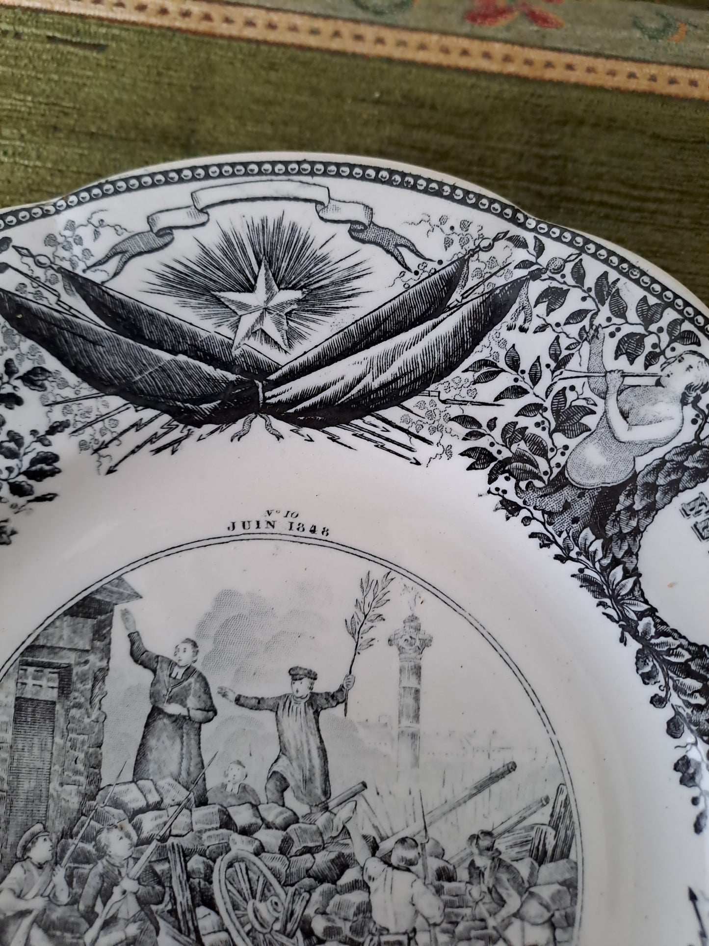 Assiette décorative représentant la mort de l'archevêque.