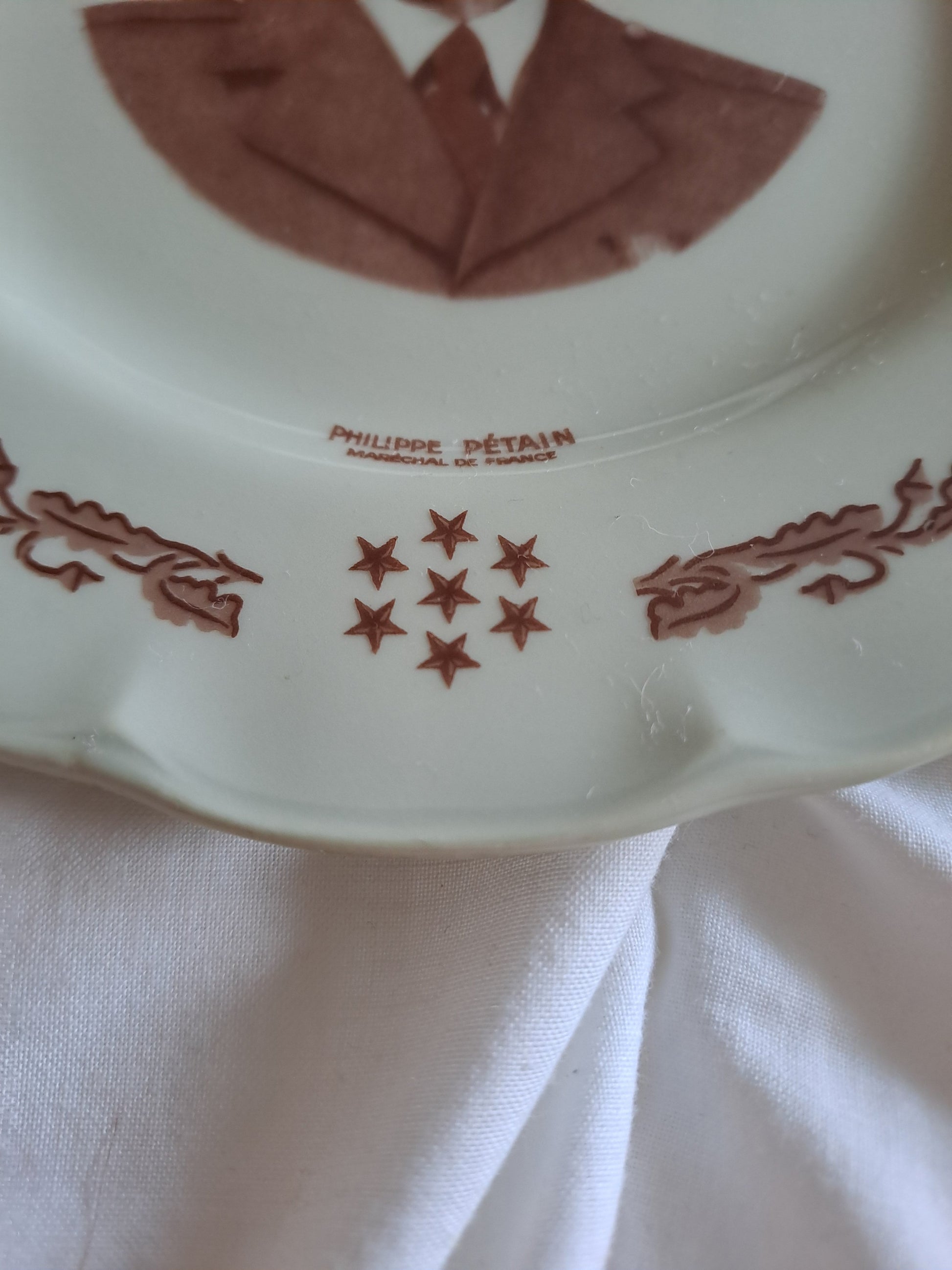 Assiette représentant Philippe Pétain en Porcelaine. Limoges France. 16 cm. 