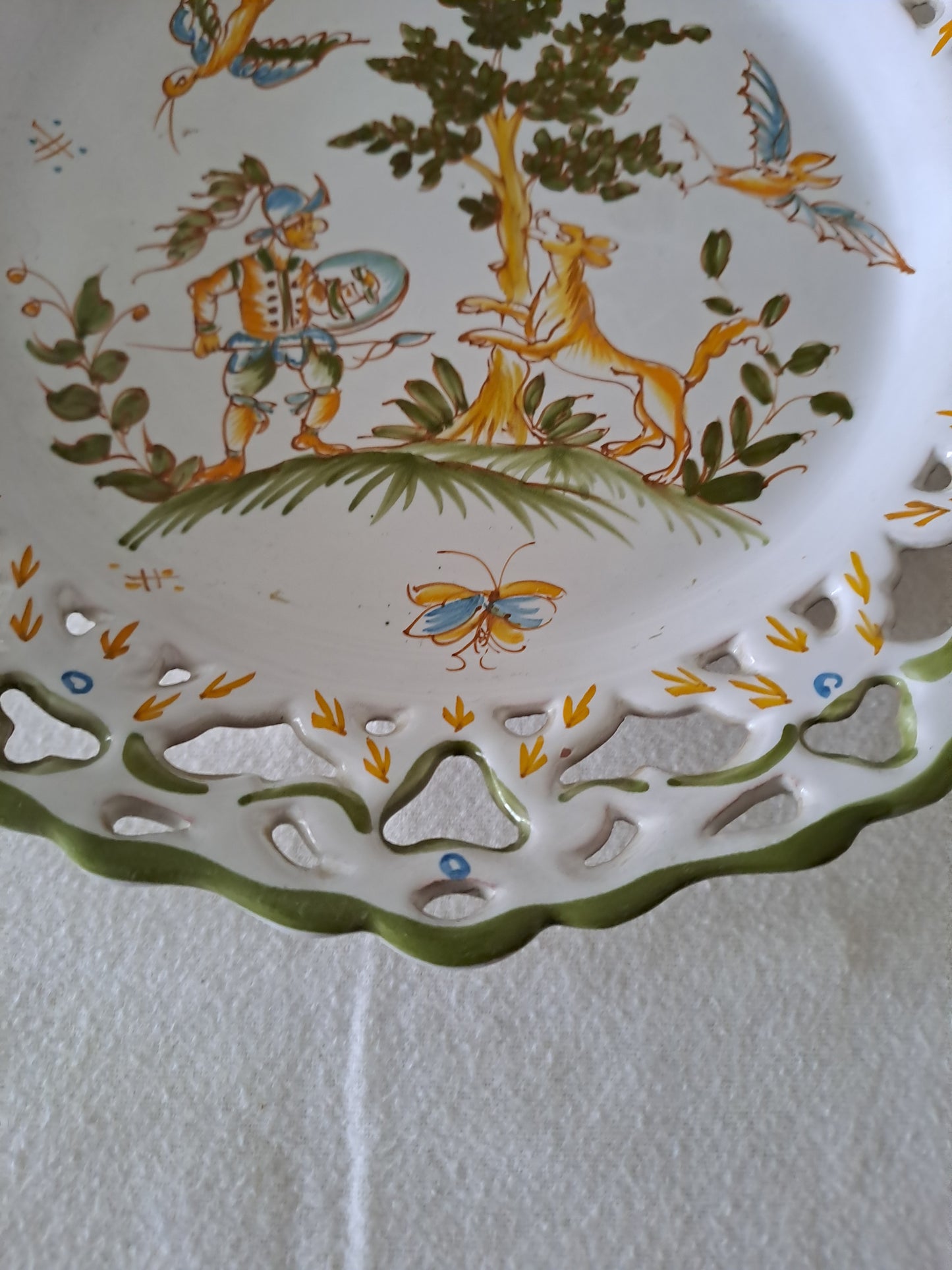 Assiette décorative ajourée. Moustiers.