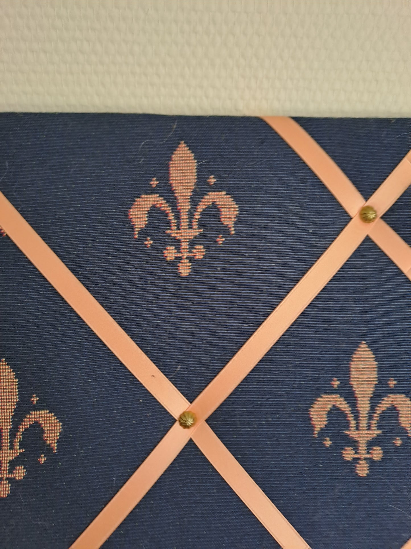 Porte Documents murale. Fleurs de lys.