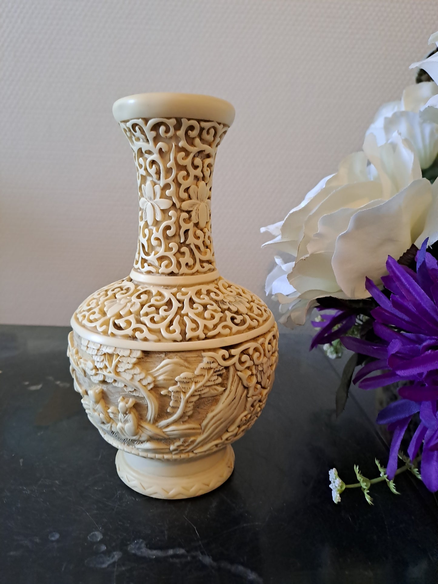 Vase soliflore. Sculpté Motif scène asiatique. Marqué.