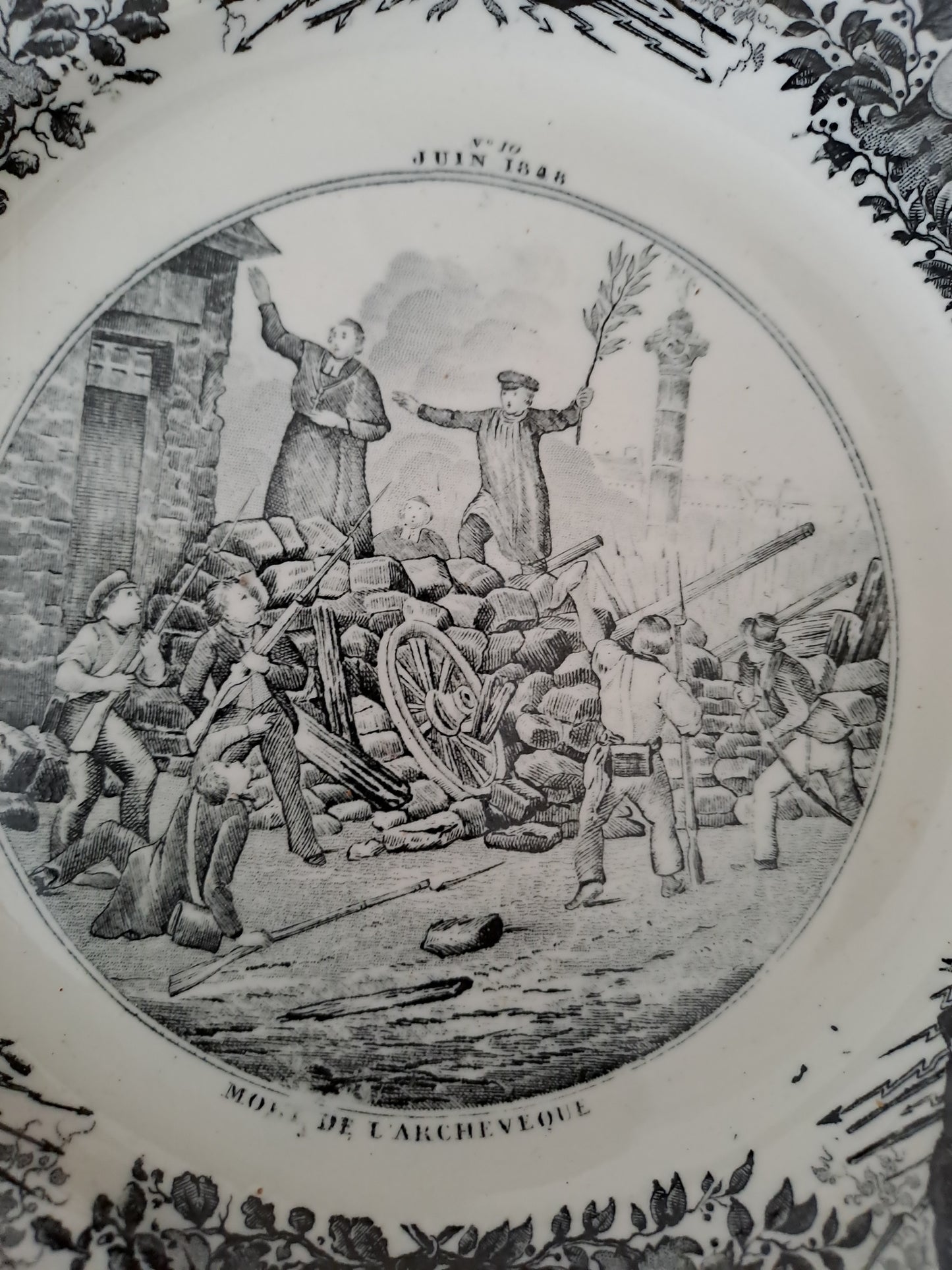 Assiette décorative représentant la mort de l'archevêque.