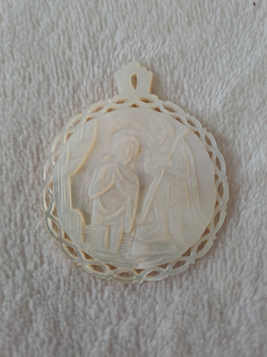 Sculpture représentant le Baptême De Jesus Par Saint Jean-Baptiste en Nacre.