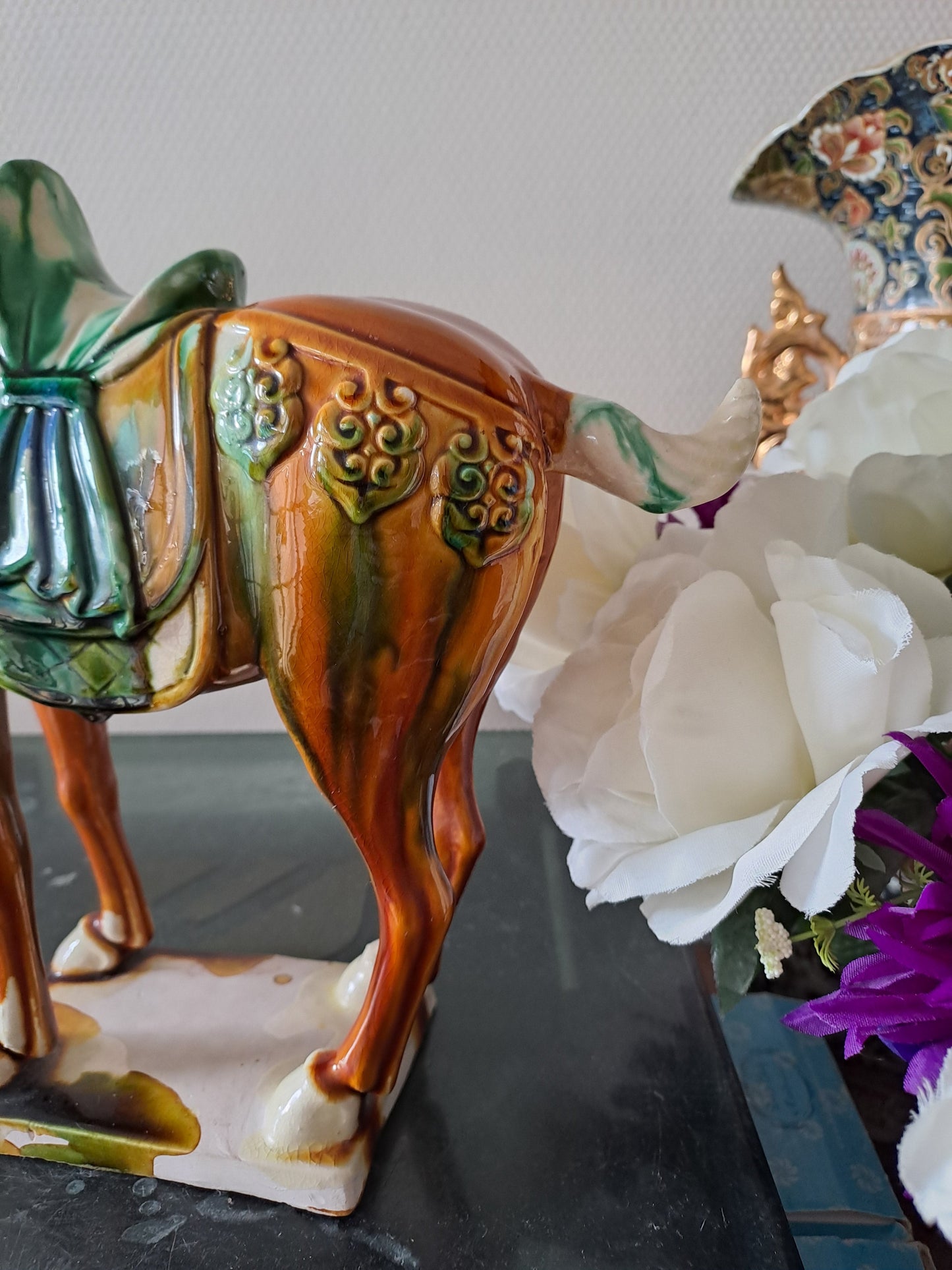 Statue représentant un cheval en Faïence Émaillée Polychrome. Chine.