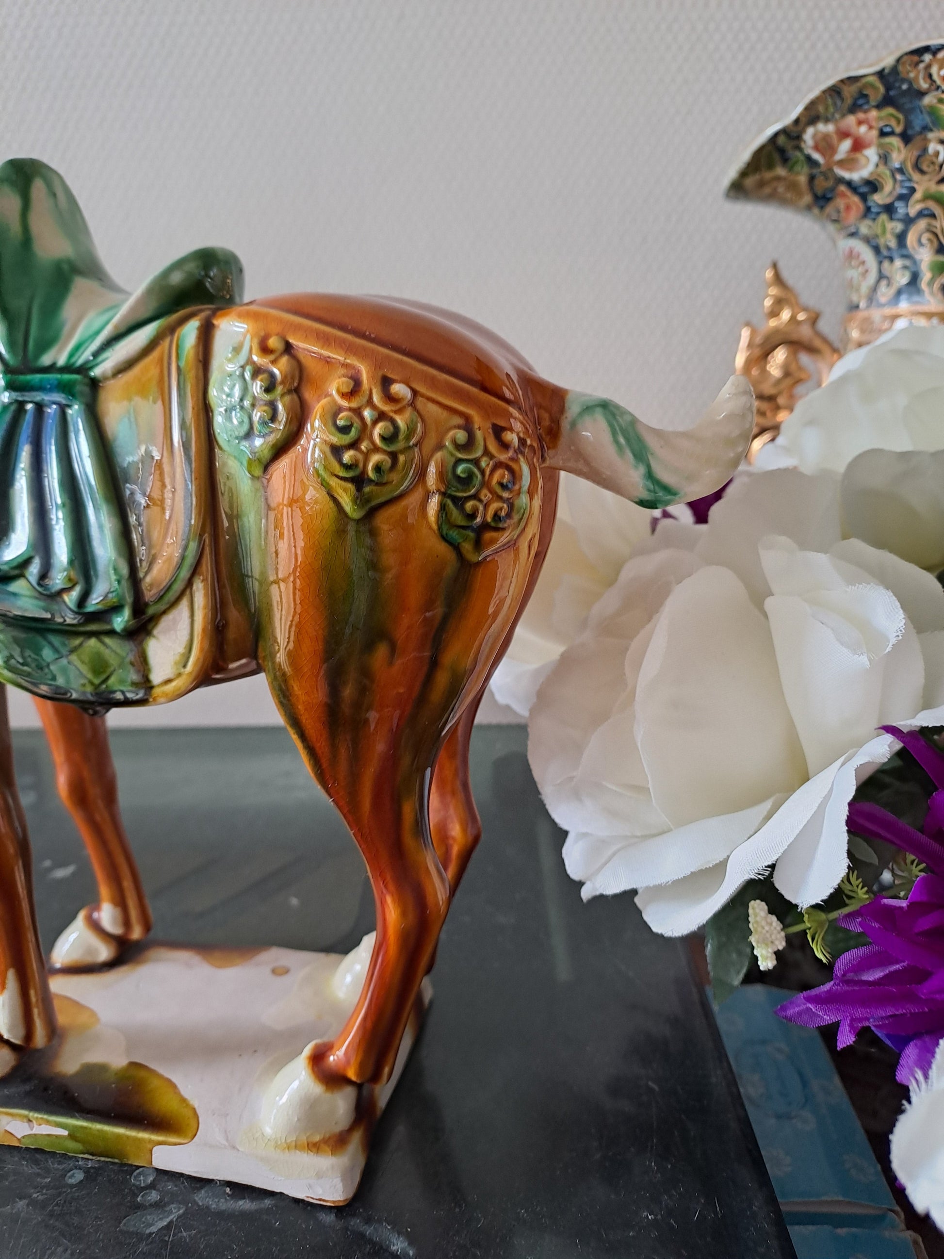 Statue représentant un cheval en Faïence Émaillée Polychrome. Chine.