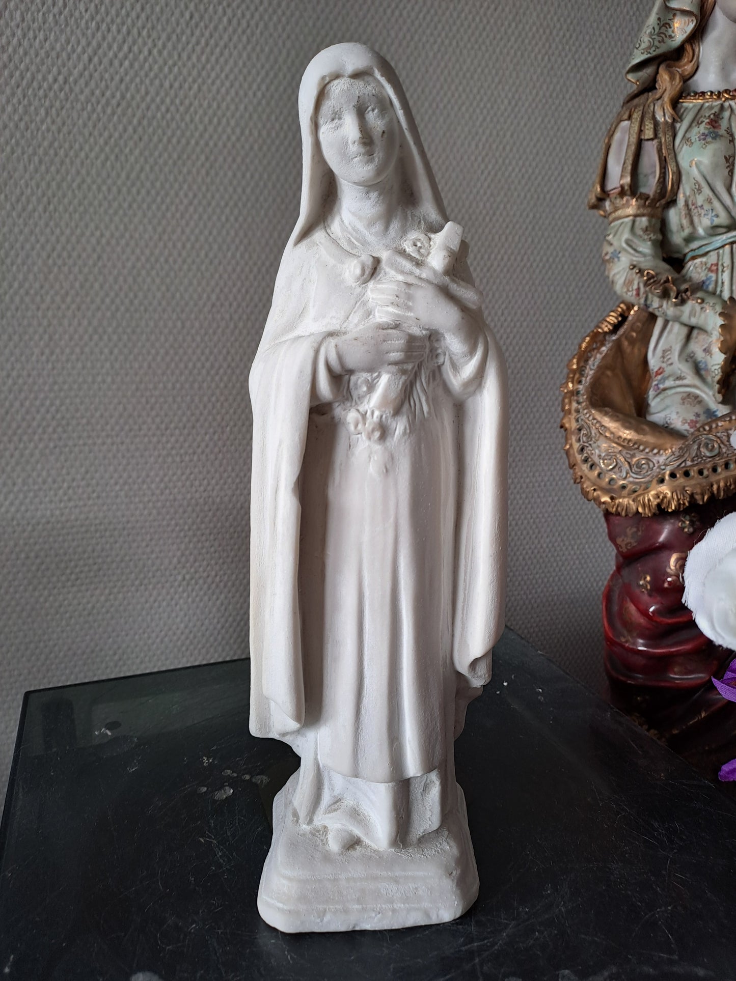 Statue représentant Sainte Thérèse De L'enfant Jesus de l'enfant Jésus de Lisieux. 30 cm. Ancien Vintage catholique. 