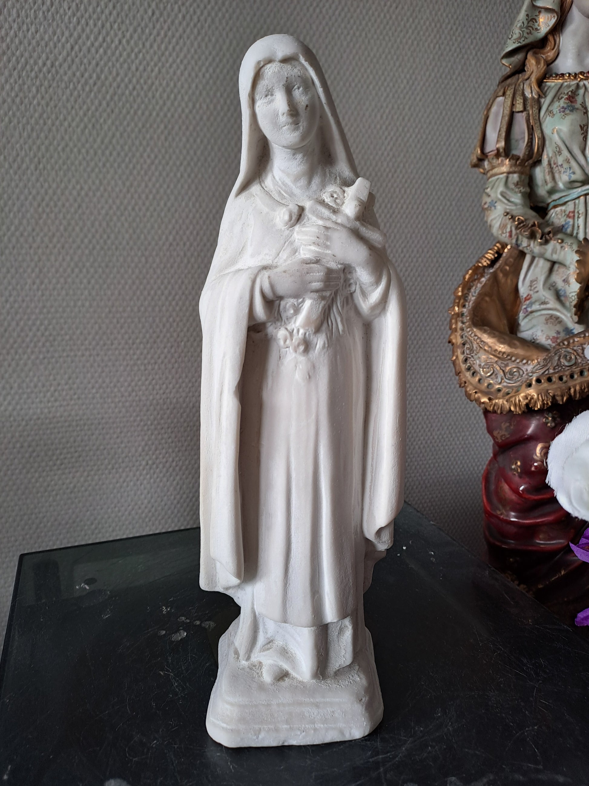 Statue représentant Sainte Thérèse De L'enfant Jesus de l'enfant Jésus de Lisieux. 30 cm. Ancien Vintage catholique. 