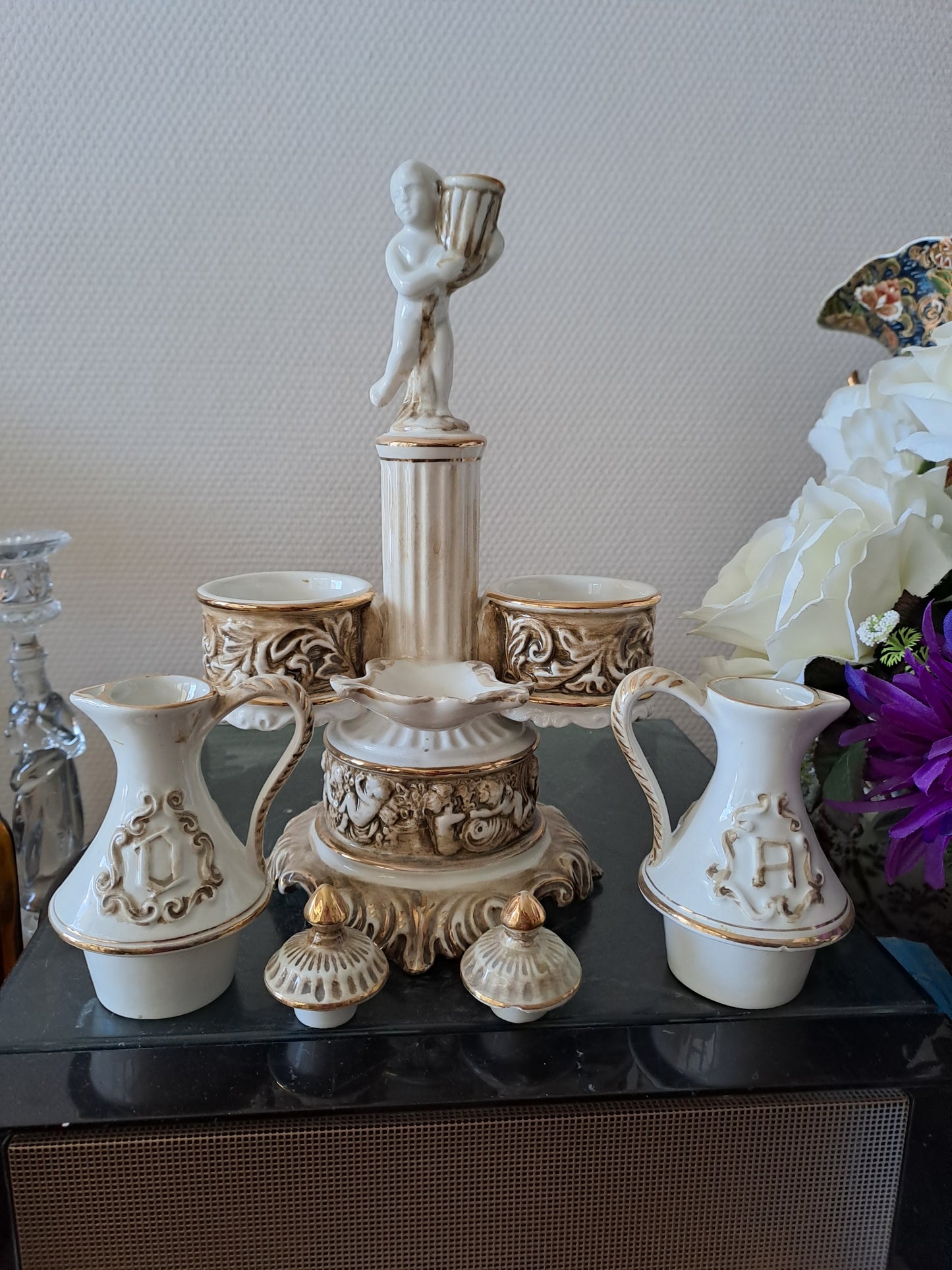 Serviteur de table. Capodimonte. Italy. Salerons. Vinaigrier et huilier.