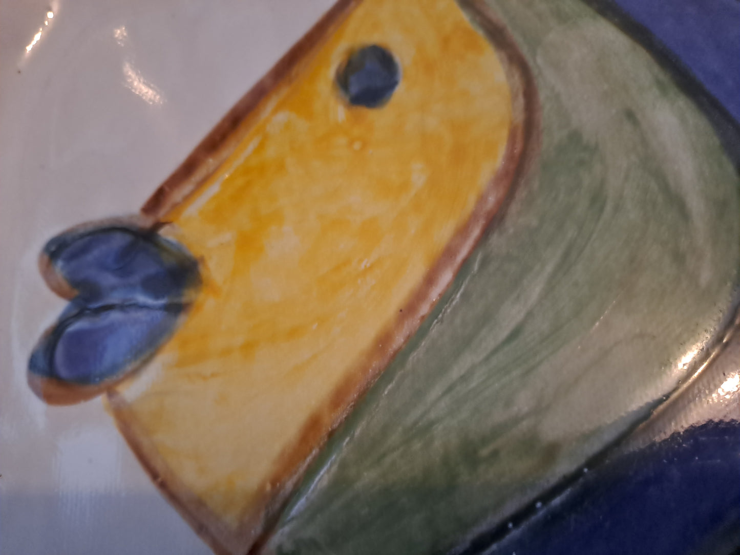 Plat à poisson en grès figurant un poisson. Signature à la pointe à identifier.