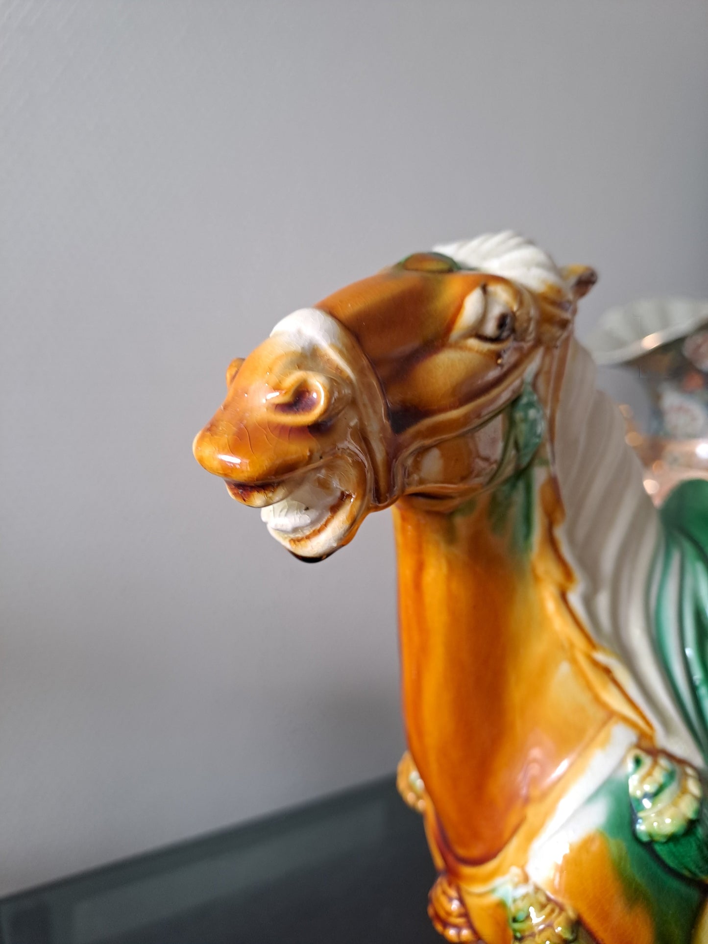 Statue représentant un cheval en Faïence Émaillée Polychrome. Chine.