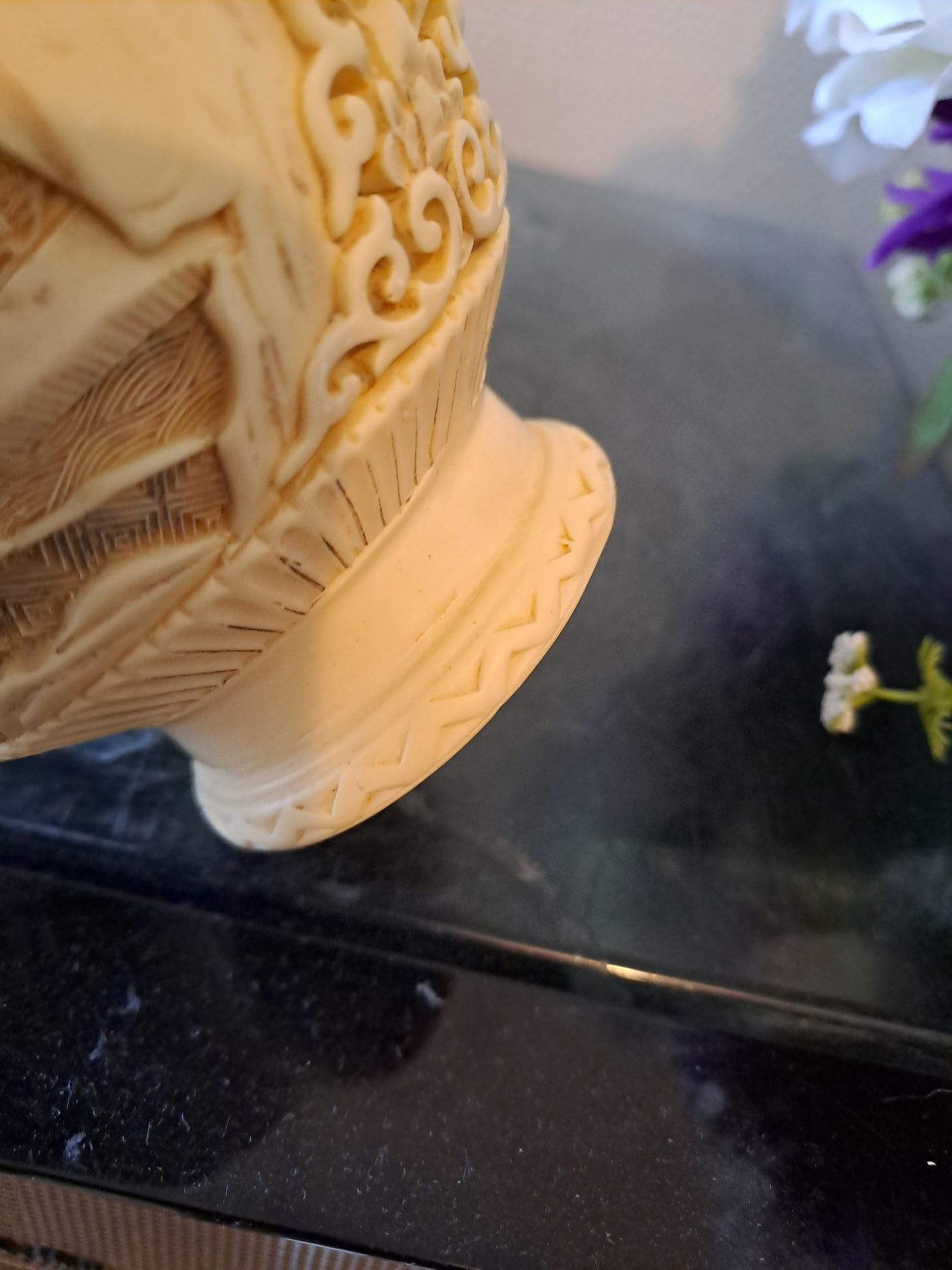 Vase soliflore. Sculpté Motif scène asiatique. Marqué.