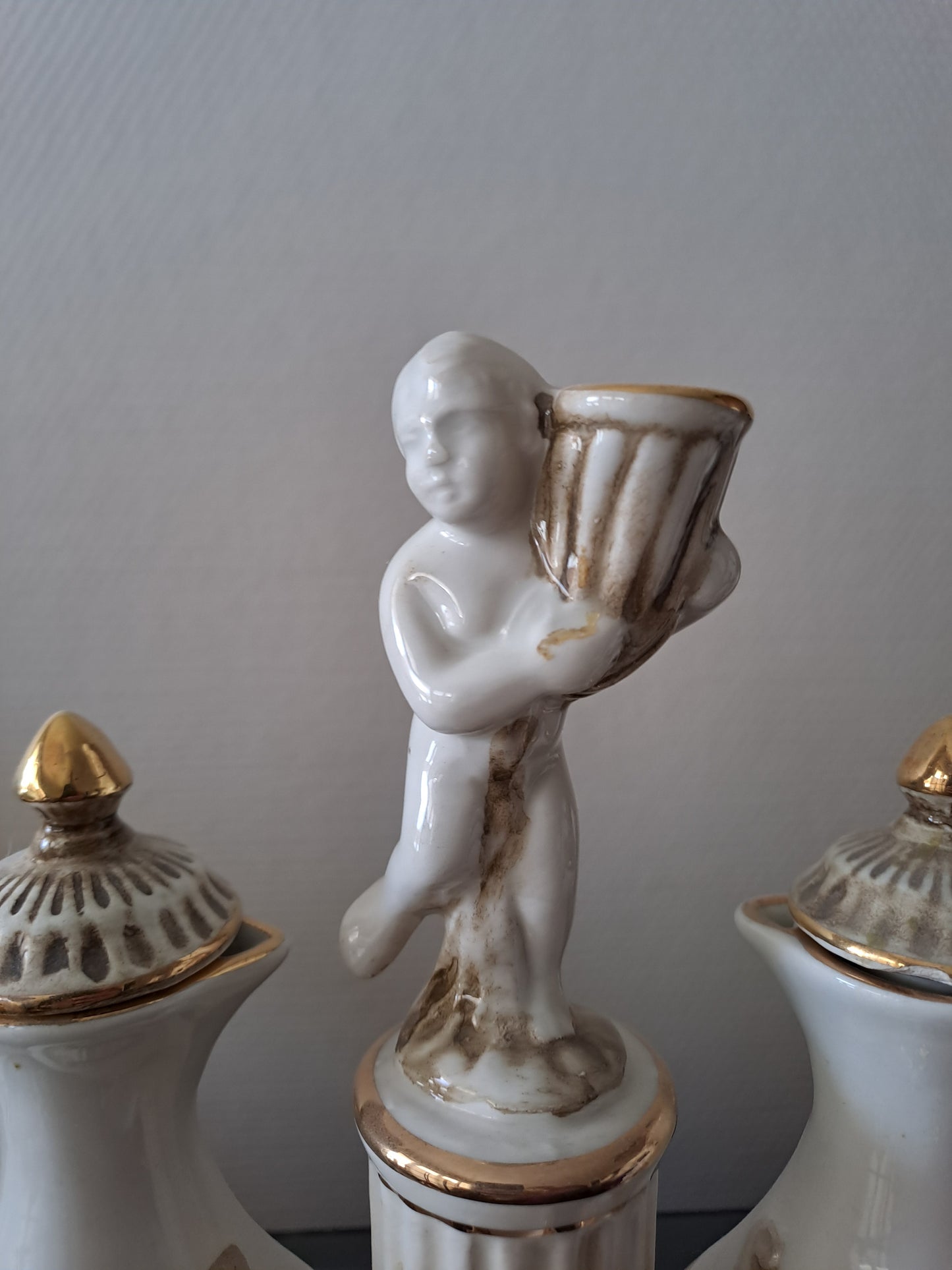 Serviteur de table. Capodimonte. Italy. Salerons. Vinaigrier et huilier.