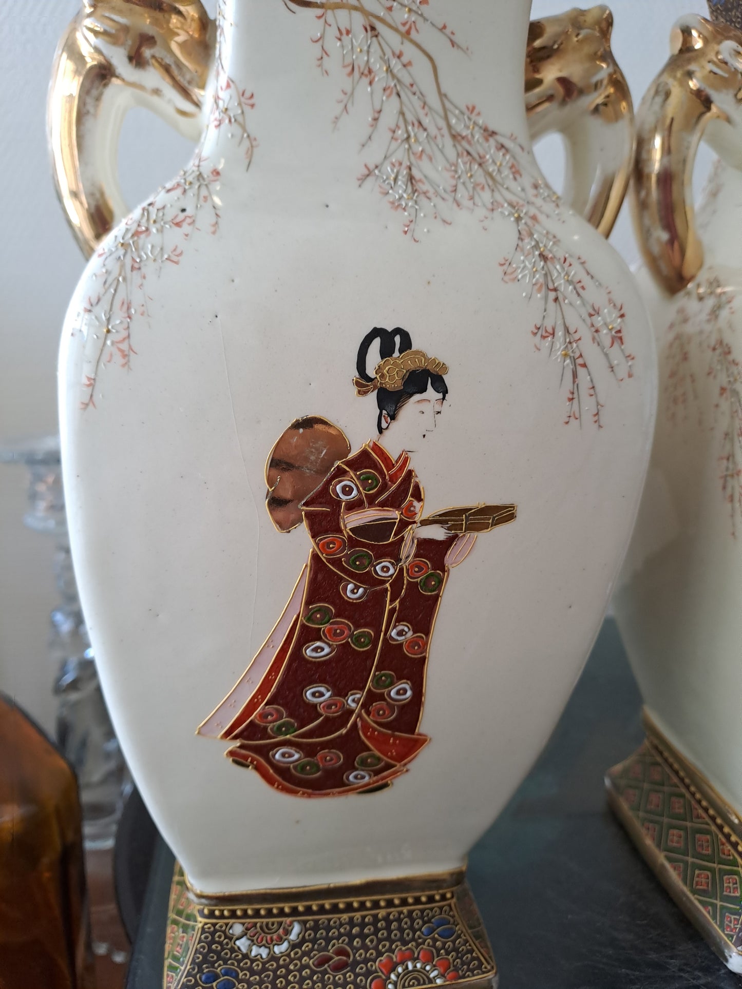 Paire de Vases En Porcelaine japonaise.