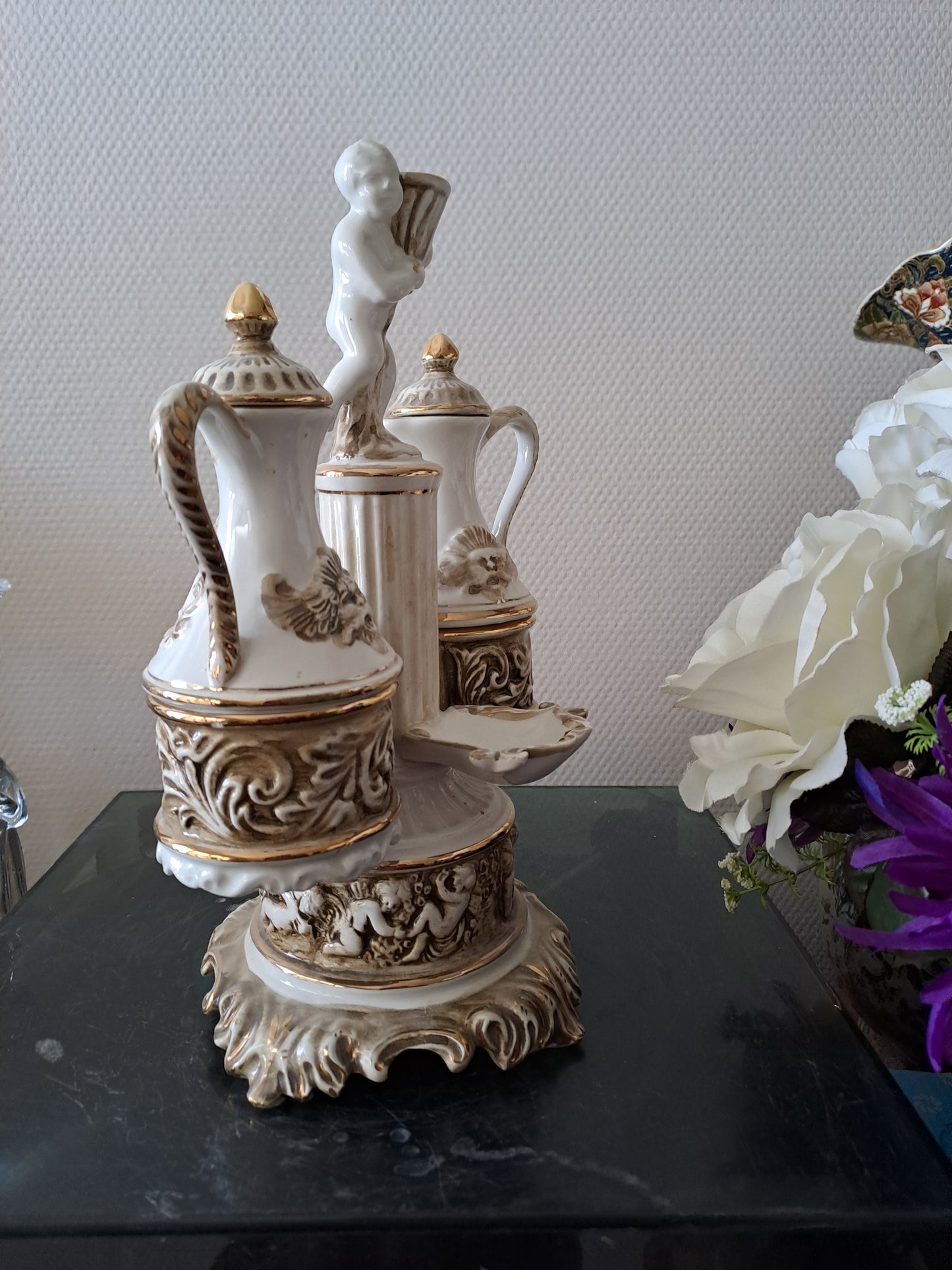 Serviteur de table. Capodimonte. Italy. Salerons. Vinaigrier et huilier.