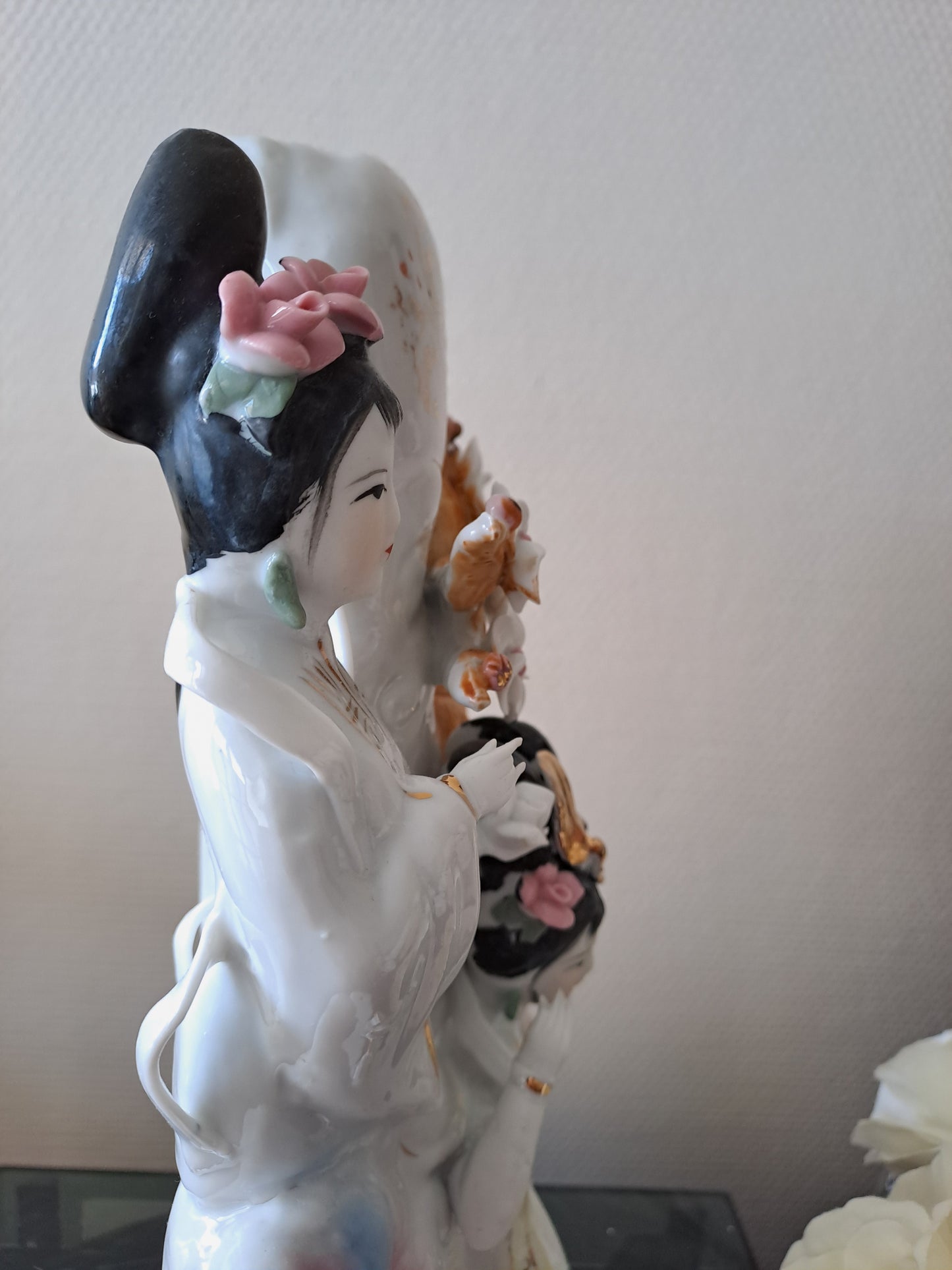 Statue geishas. Porcelaine et biscuits. Pied de lampe.