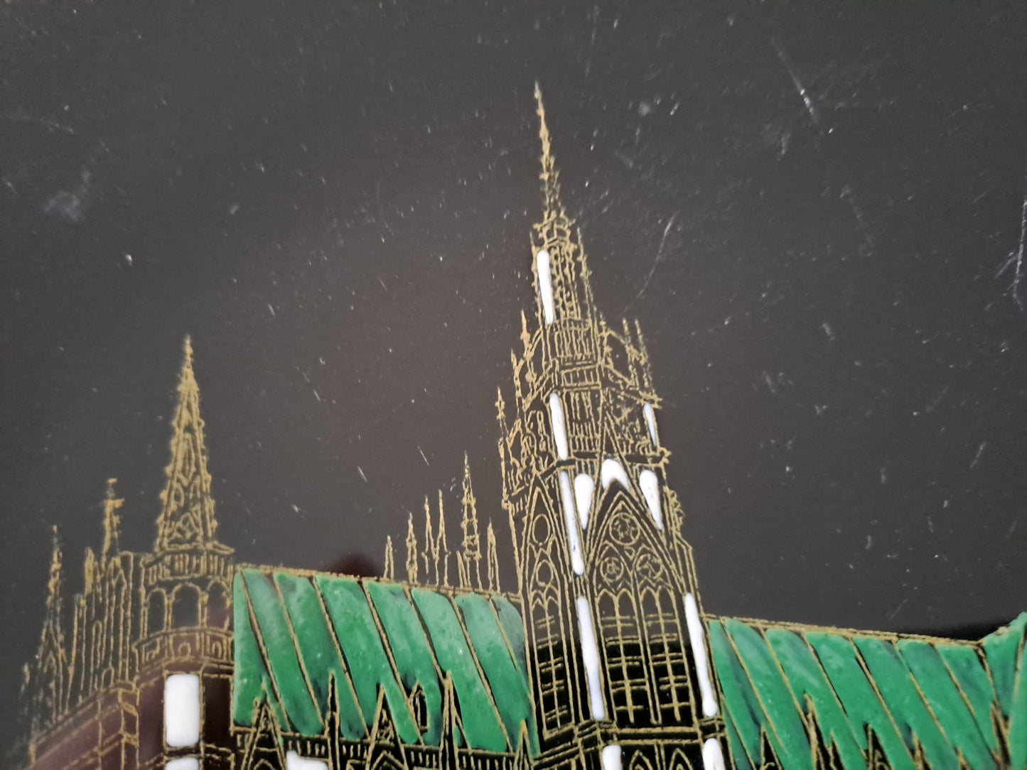 Longwy. Assiette Cathedrale De Metz N° 3522. Décoré À La Main. Grand Feu.