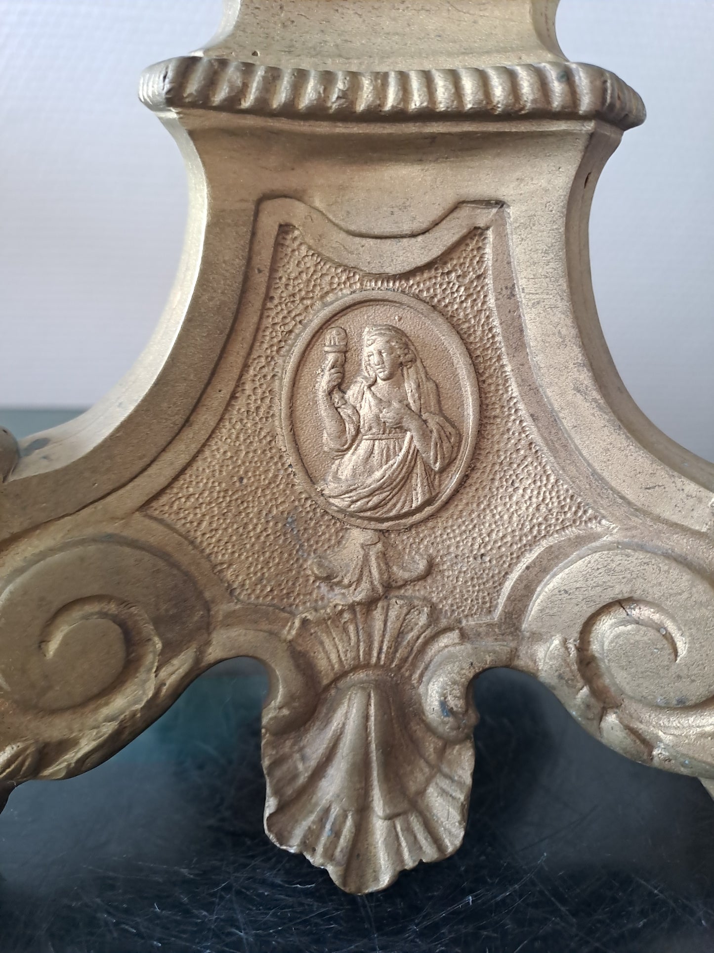 Pique cierge D'Église. En laiton et bronze.