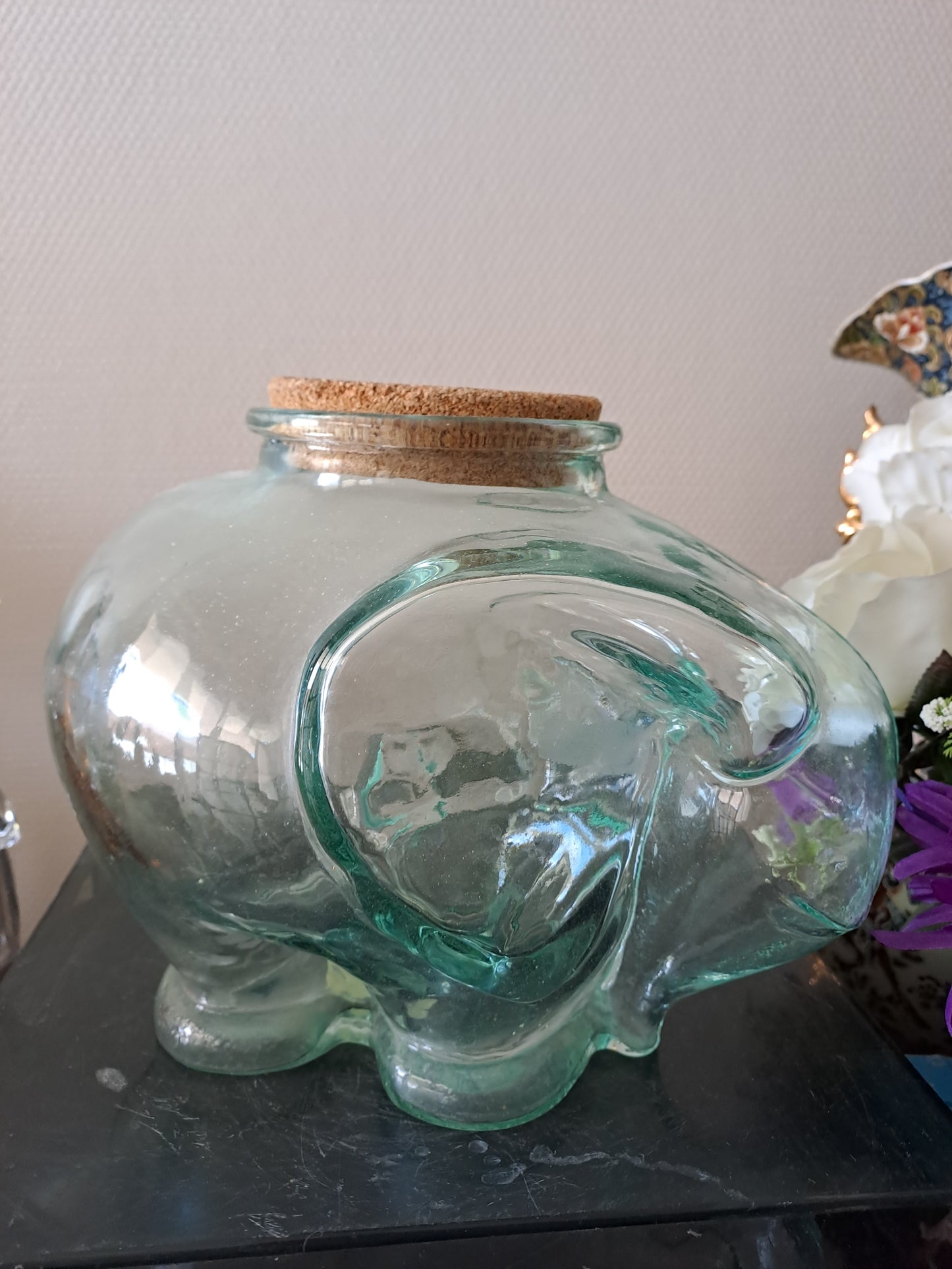 Bocal à bonbons/ Biscuits figurant un éléphant en verre moulé vert. Modèle XXL.