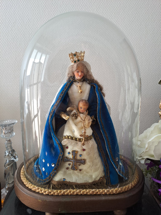Vierge À L'Enfant Jésus en cire sous globe.
