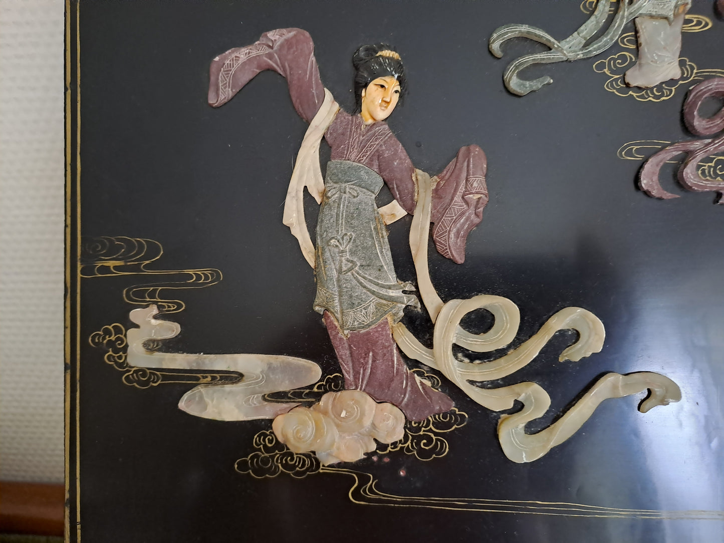 Tableau En Laque Noir Avec Incrustations. Figurant Une Scène avec Geishas.