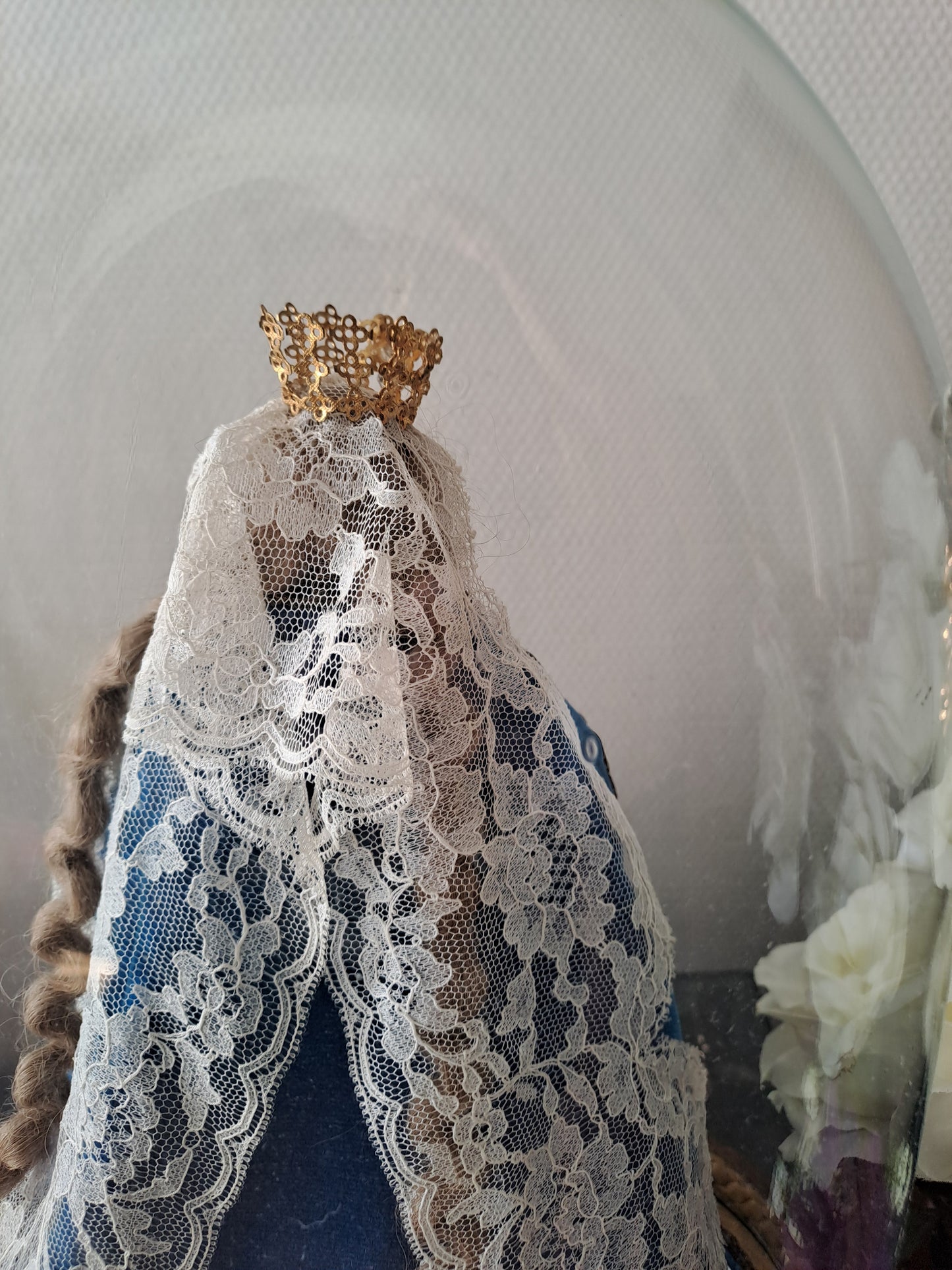 Vierge À L'Enfant Jésus en cire sous globe.