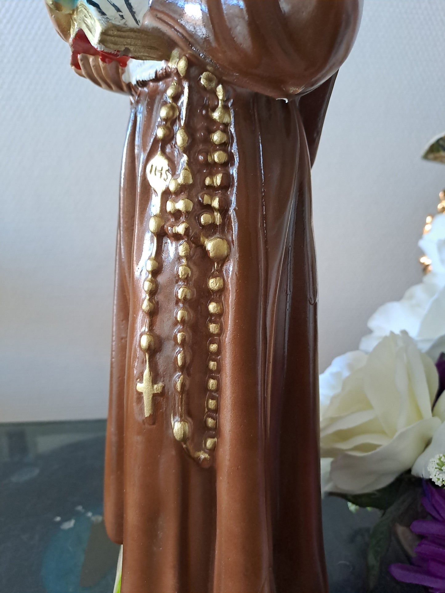 Statue Saint Antoine de Padoue signé en céramique. 41 cm.