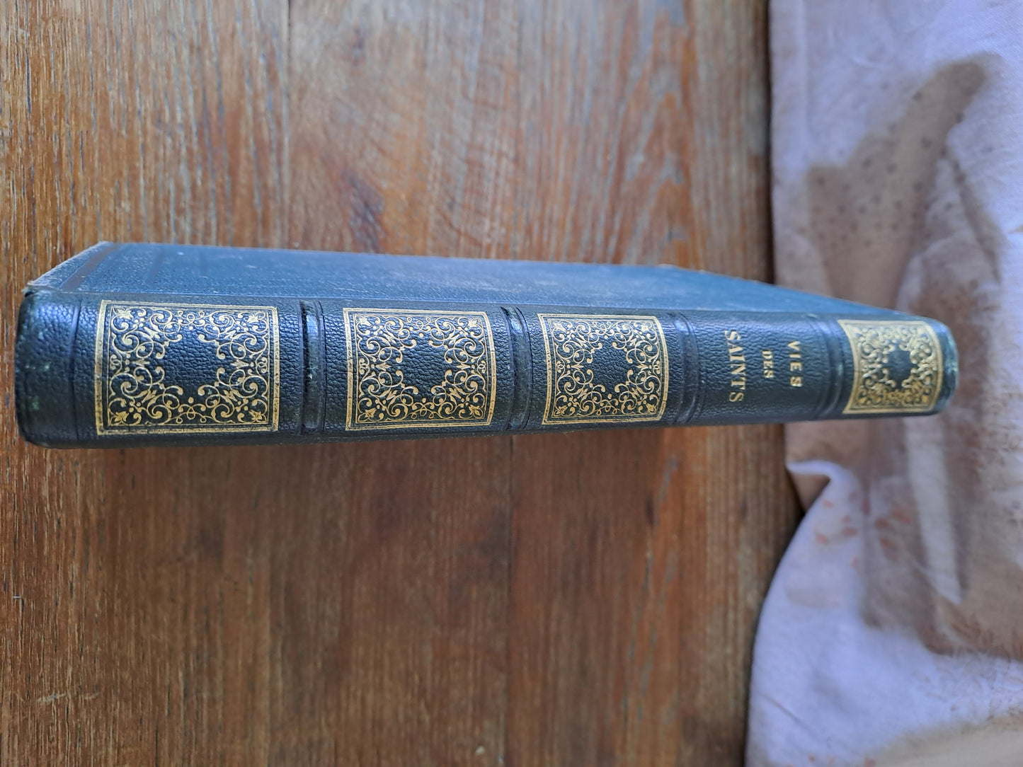 Vies des Saints pour tous les jours de l'année avec une pratique de piété pour chaque jour. Par F. P. B. 1867. Ancien livre vintage.