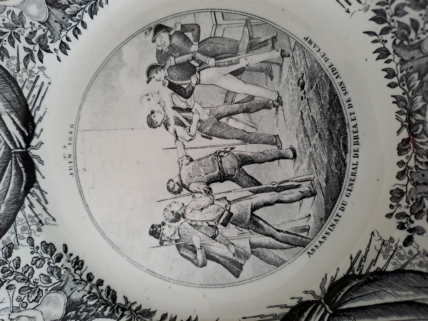 Assiette décorative représentant l'assassinat du général de Brea. Lebeuf Milliet et Cie à Creuil et Montereau.