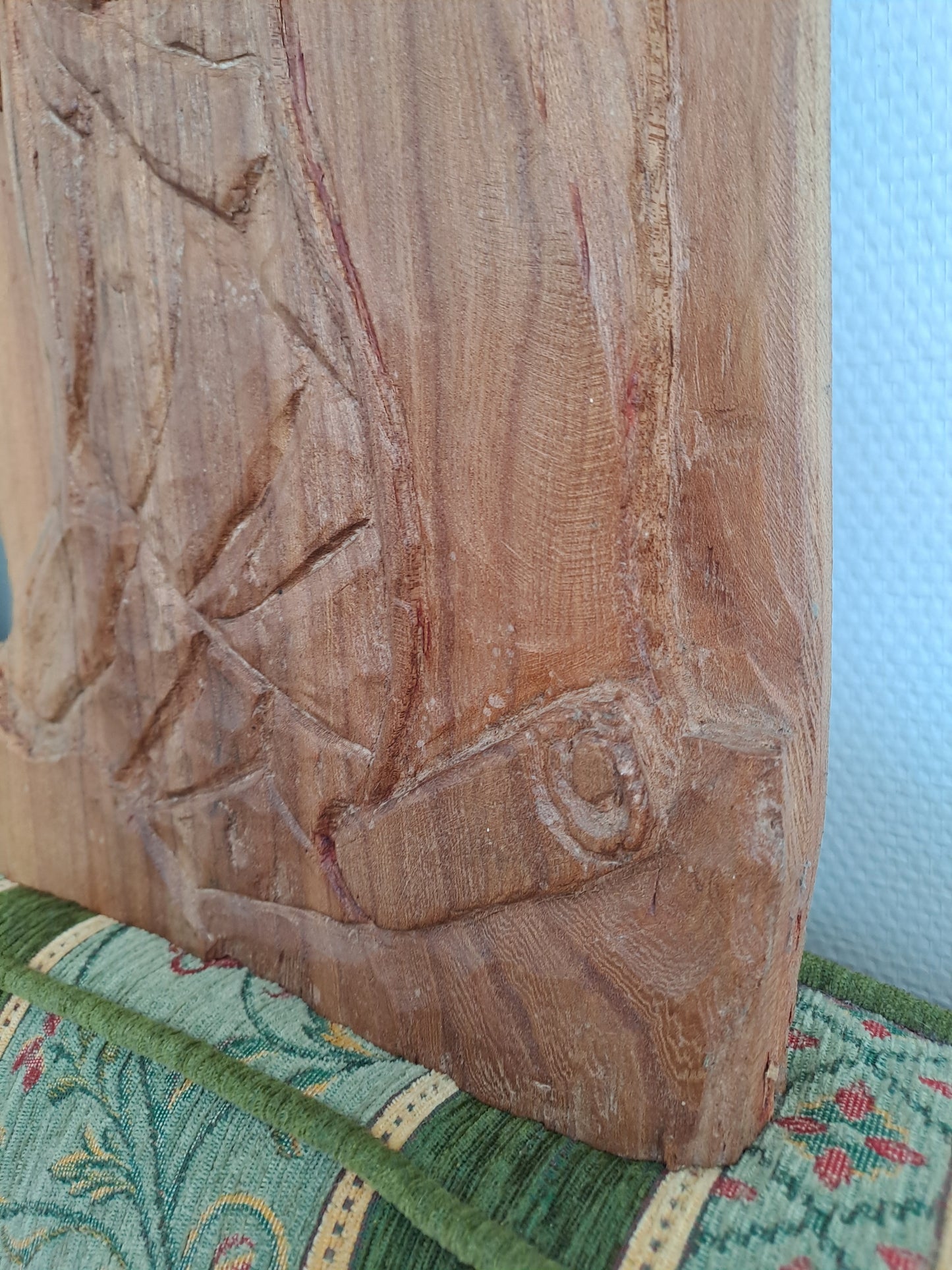 Panneau en bois représentant Moïse en bas-relief.